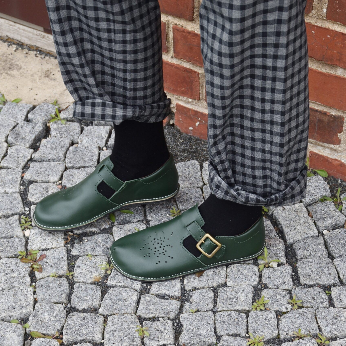 Chaussures minimalistes Kuuda en cuir vert foncé, vue de face