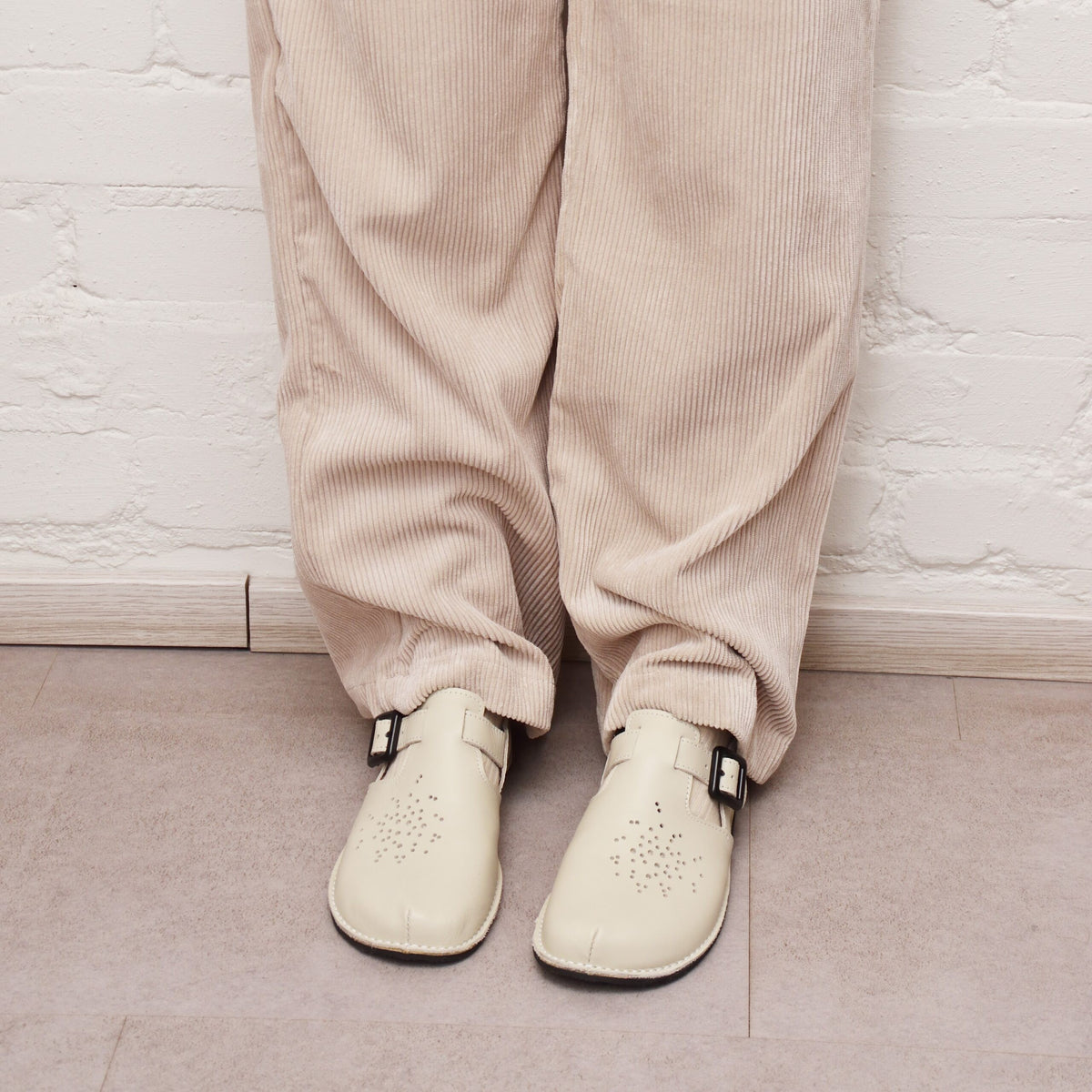 Chaussures minimalistes en cuir blanc Kuuda, photographie 2