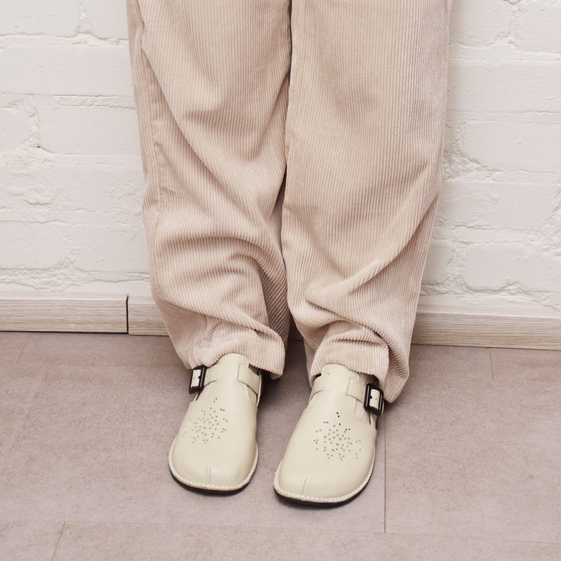 Chaussures minimalistes en cuir blanc Kuuda, photographie 2
