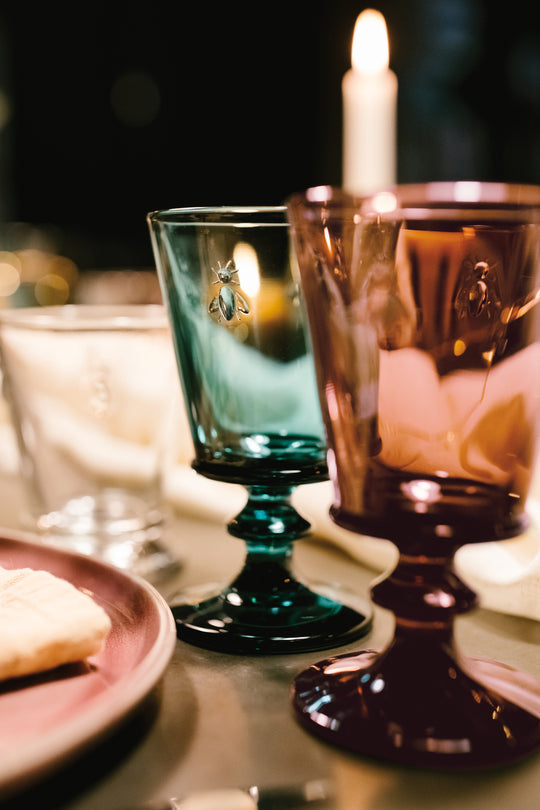 Set de 4 verres ABEILLE colorés aubergine et bleu nuit 220 millilitres, vue éditoriale alternative