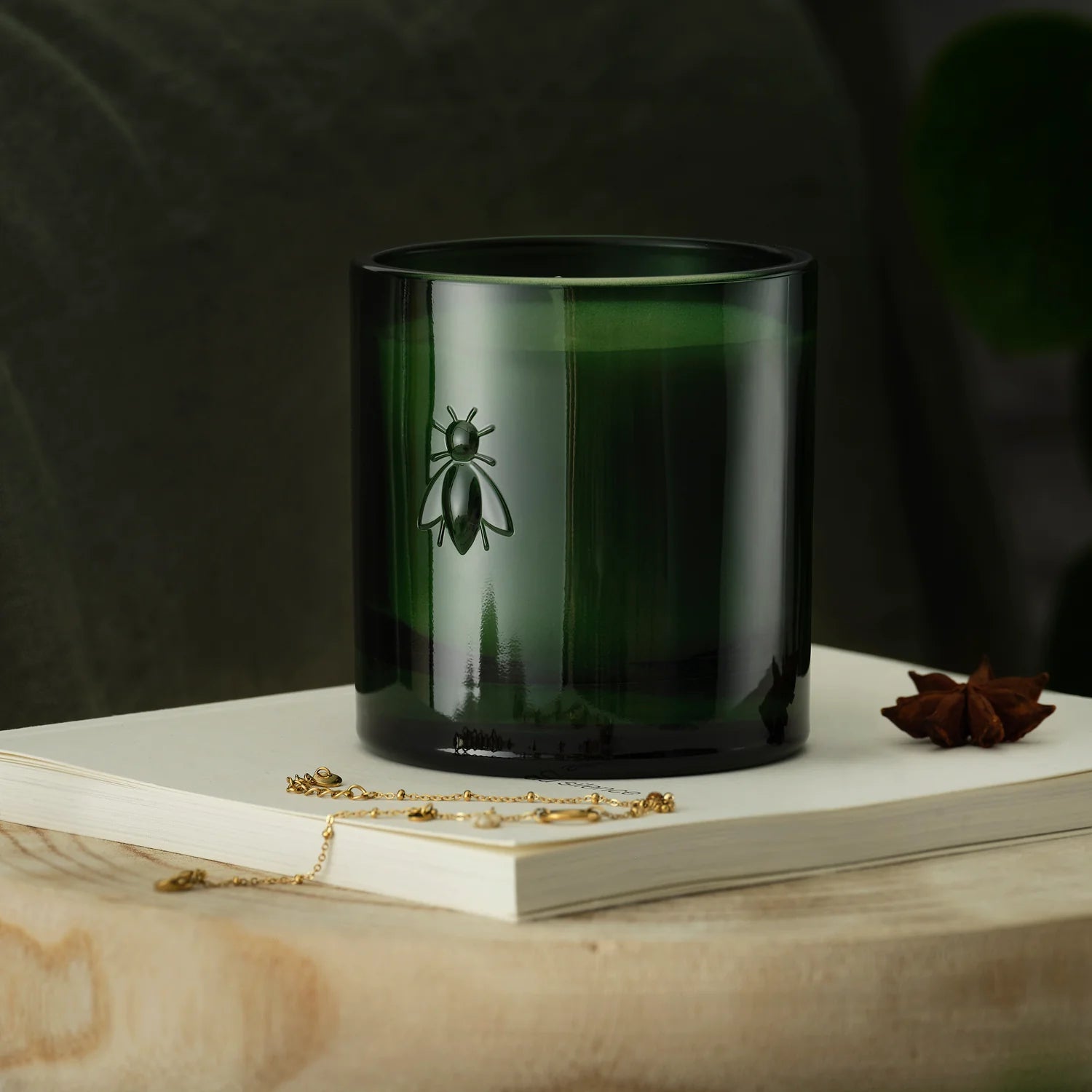 Bougie parfumée au cèdre Envolée en Méditerranée ABEILLE 55 heures, notes boisées
