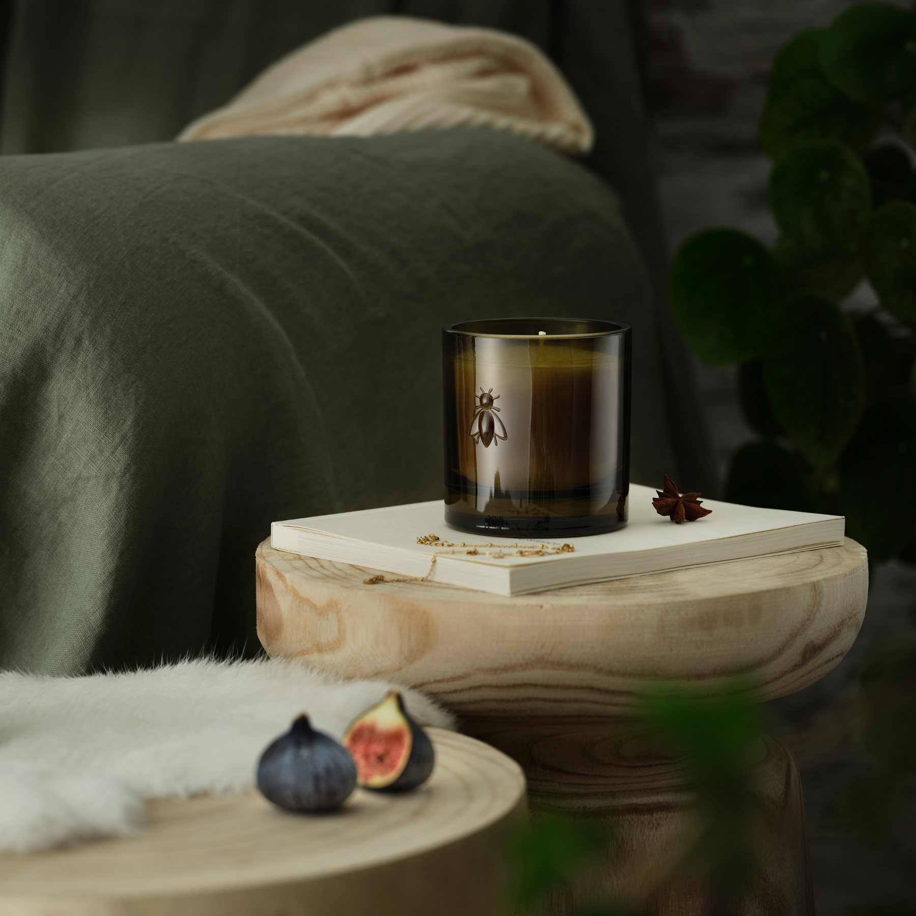 Bougie parfumée à la figue Bee Candle, verre blanc opaque mat, design épuré