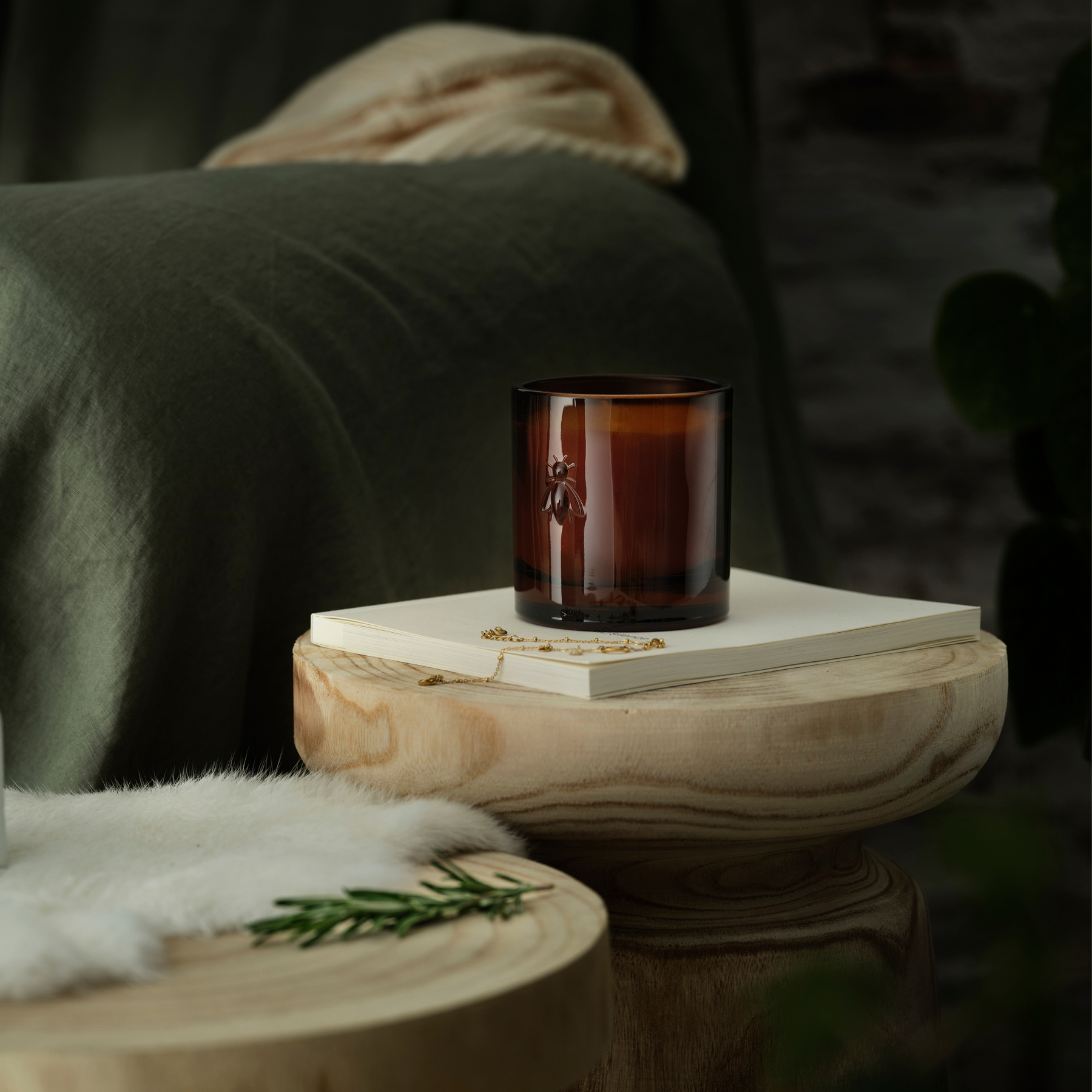 Bougie parfumée fleur d'oranger Bee Candle, verre blanc opaque, étiquette ton miel
