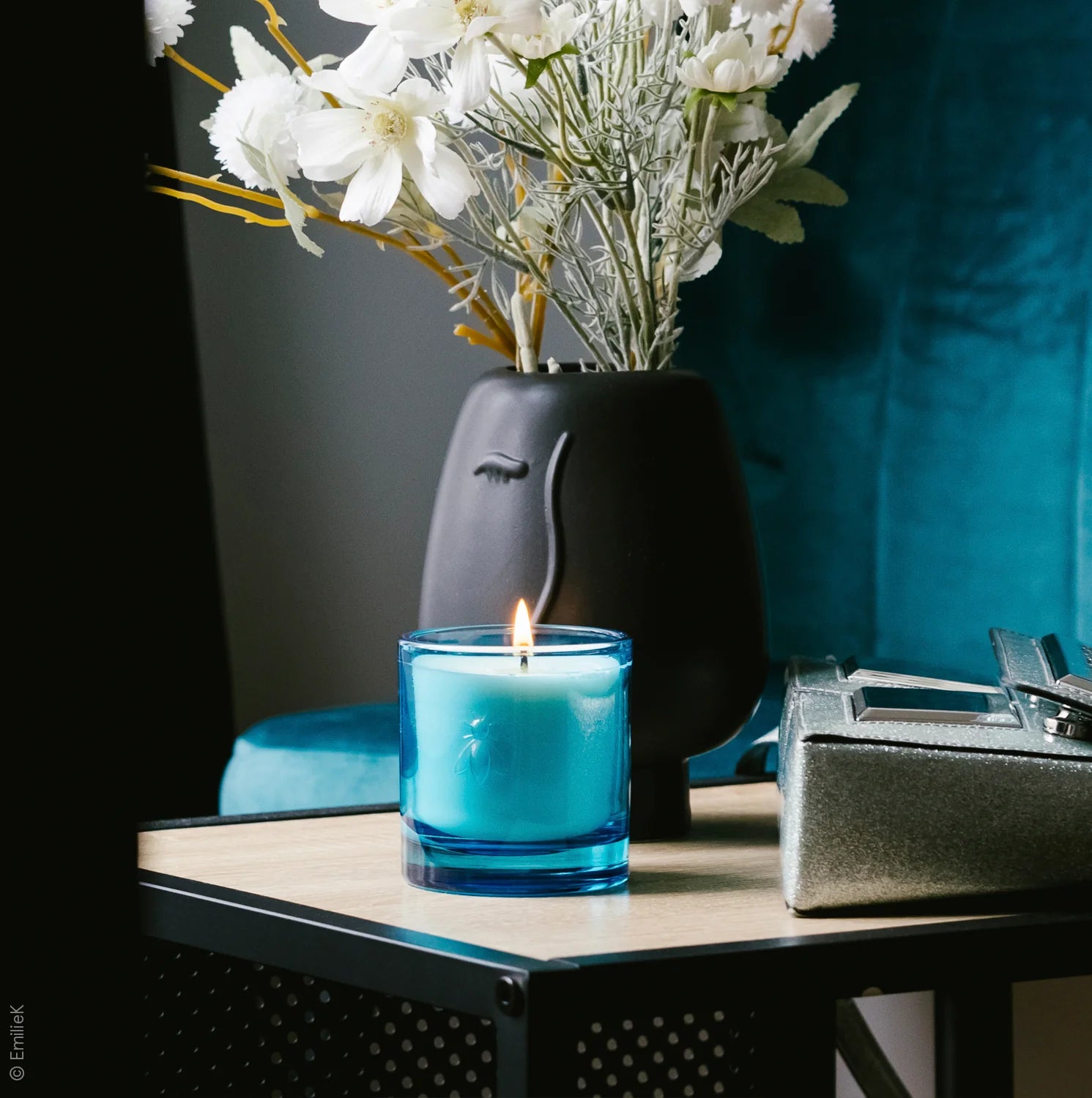 Bougie parfumée au jasmin Fleur d'Azur ABEILLE 55 heures, détail étiquette