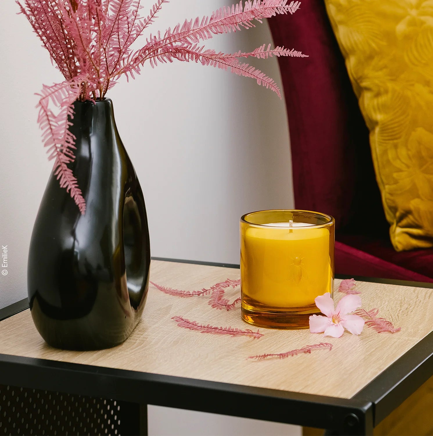 Bougie parfumée à la prune Fleur d'Orient ABEILLE 55 heures, vue alternative
