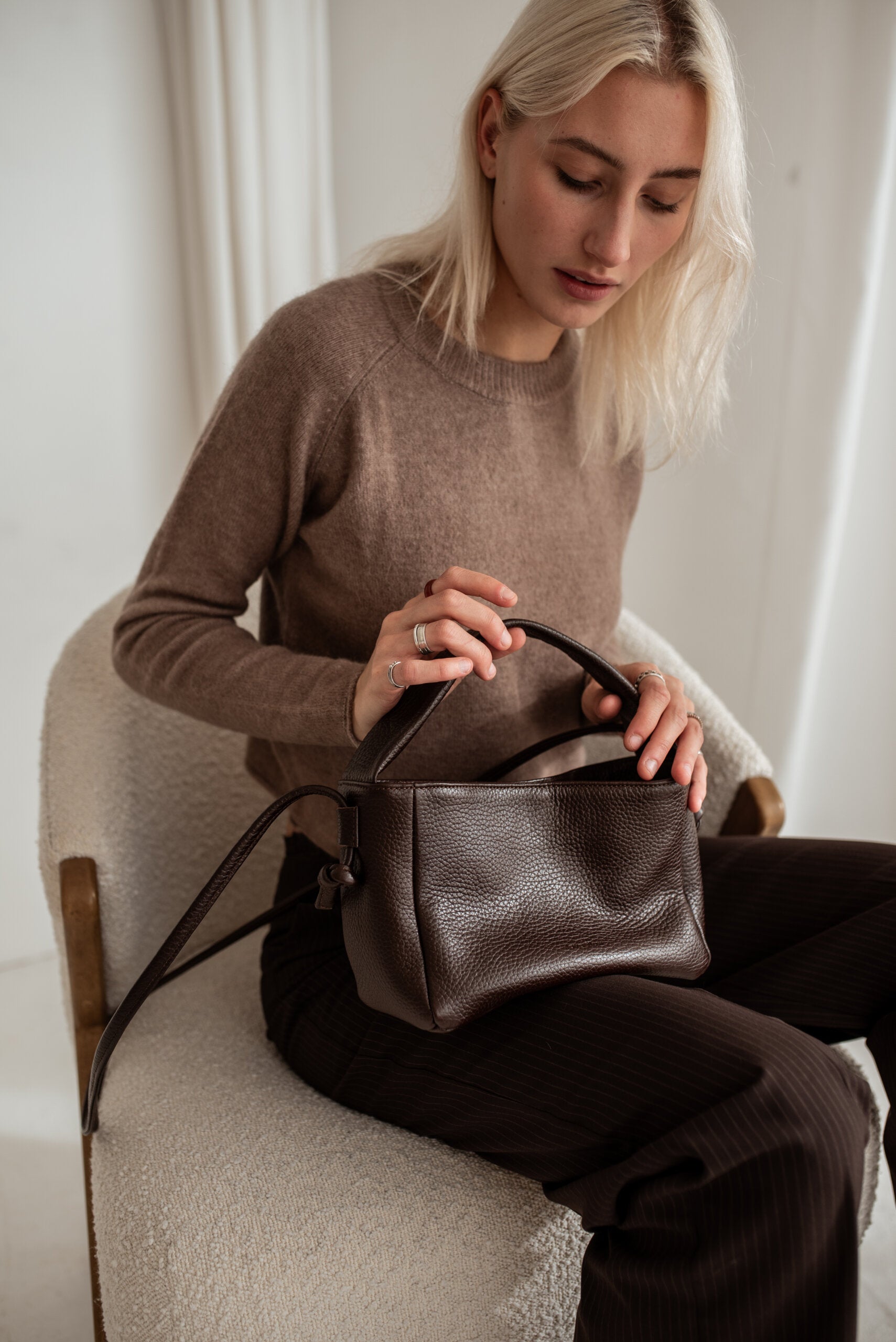 Sac crossbody en cuir marron foncé, vue de dos, photo studio