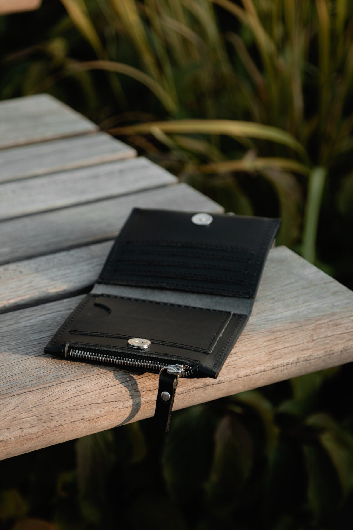 Portefeuille classique MINI TAAL Lava Flow en cuir noir mat, compartiments internes