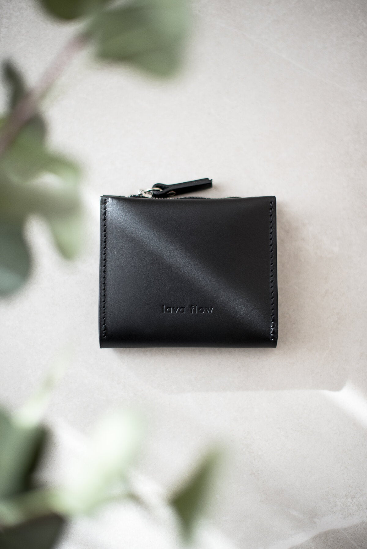 Portefeuille classique MINI TAAL Lava Flow en cuir noir mat, vue intérieure des cartes