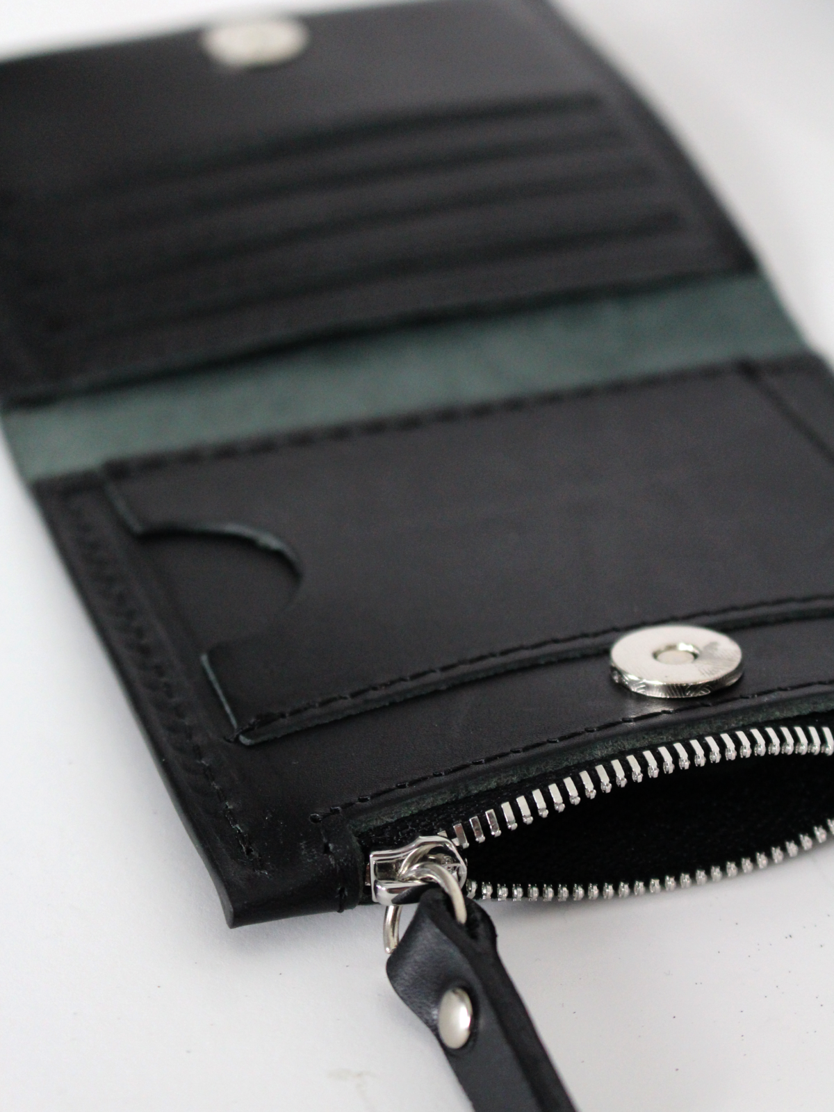 Portefeuille classique MINI TAAL Lava Flow en cuir noir mat, vue trois quarts