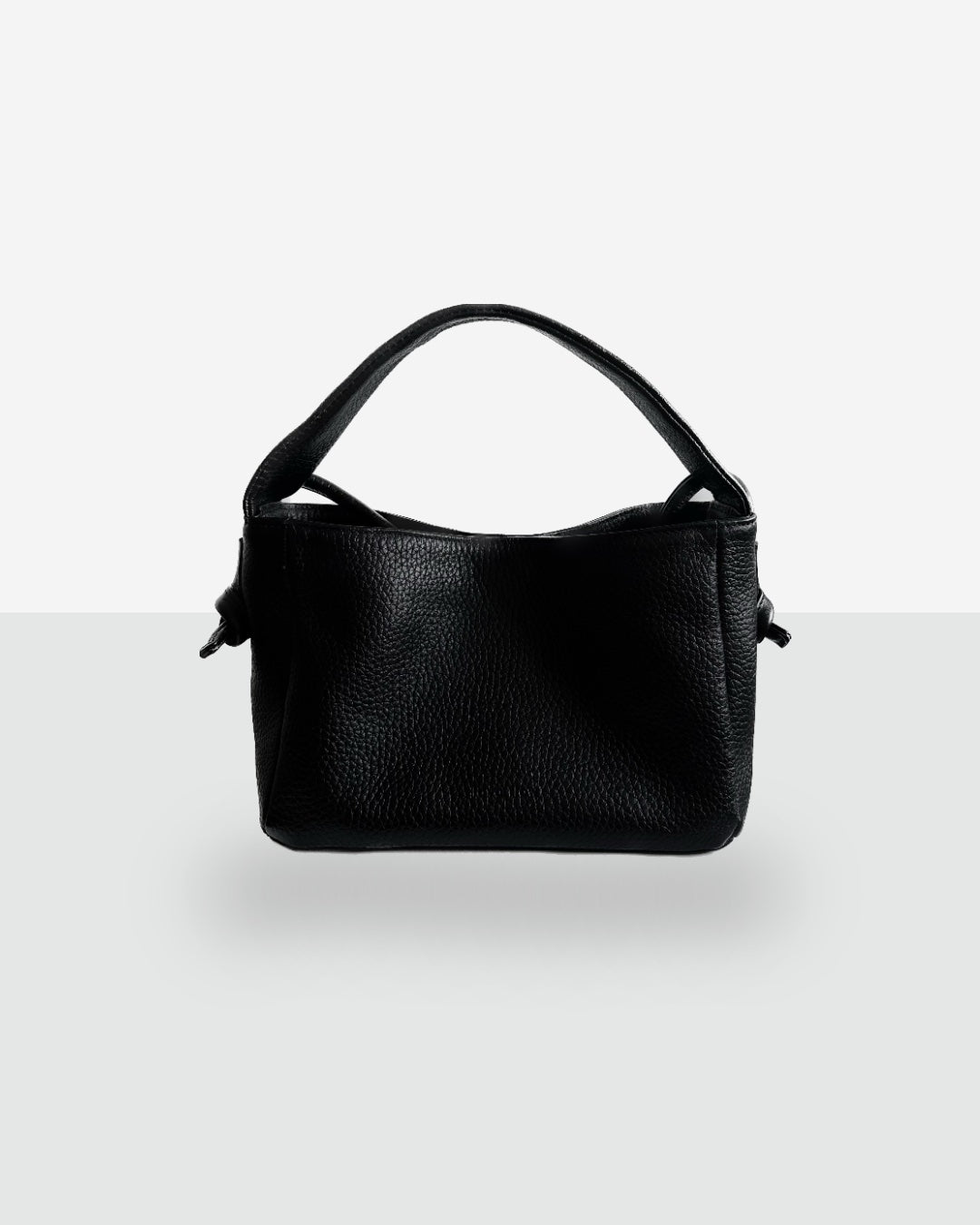 Sac crossbody MERU en cuir noir tanné naturel Lava Flow, vue éditoriale