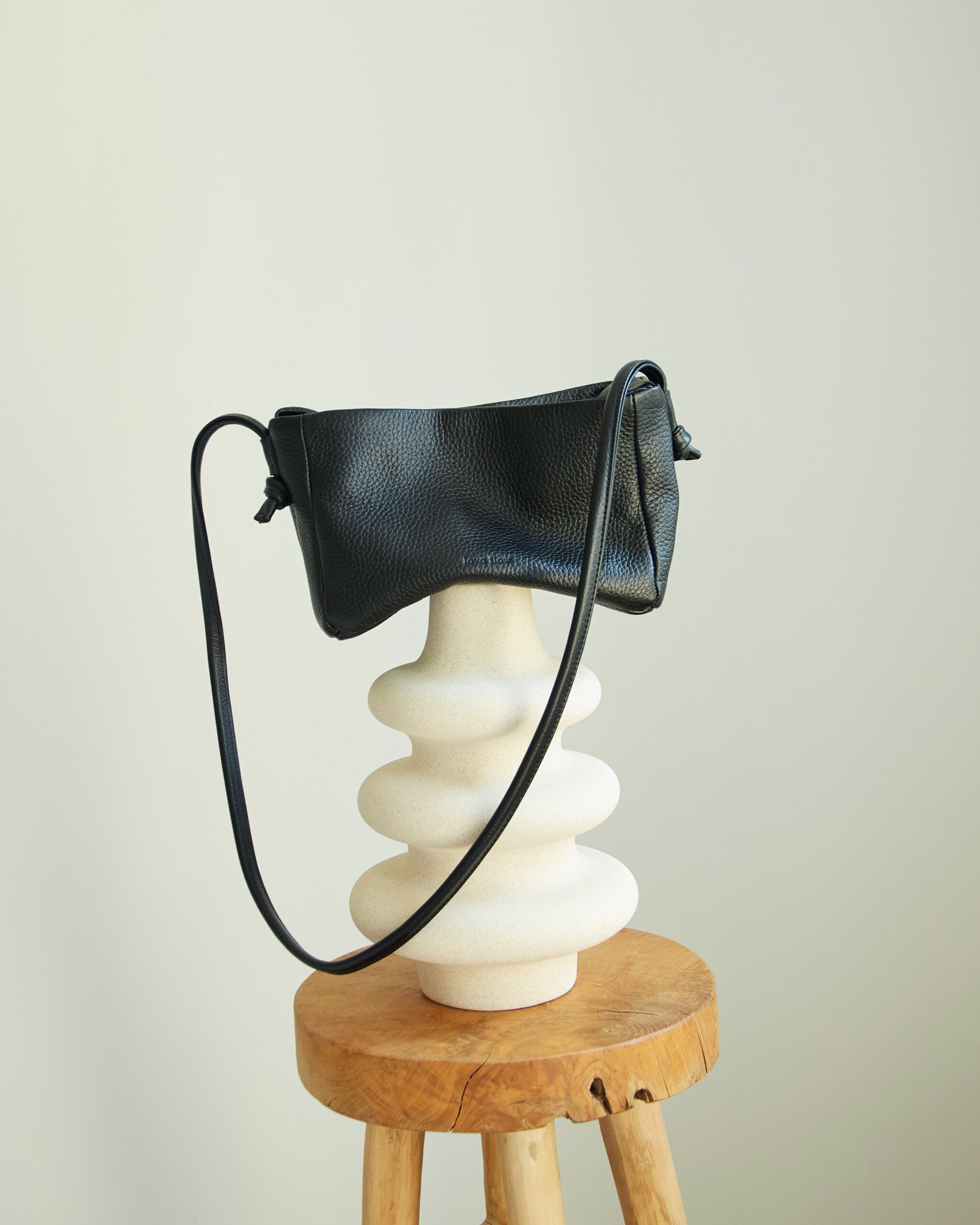 Sac crossbody MERU en cuir noir tanné naturel Lava Flow, vue de face