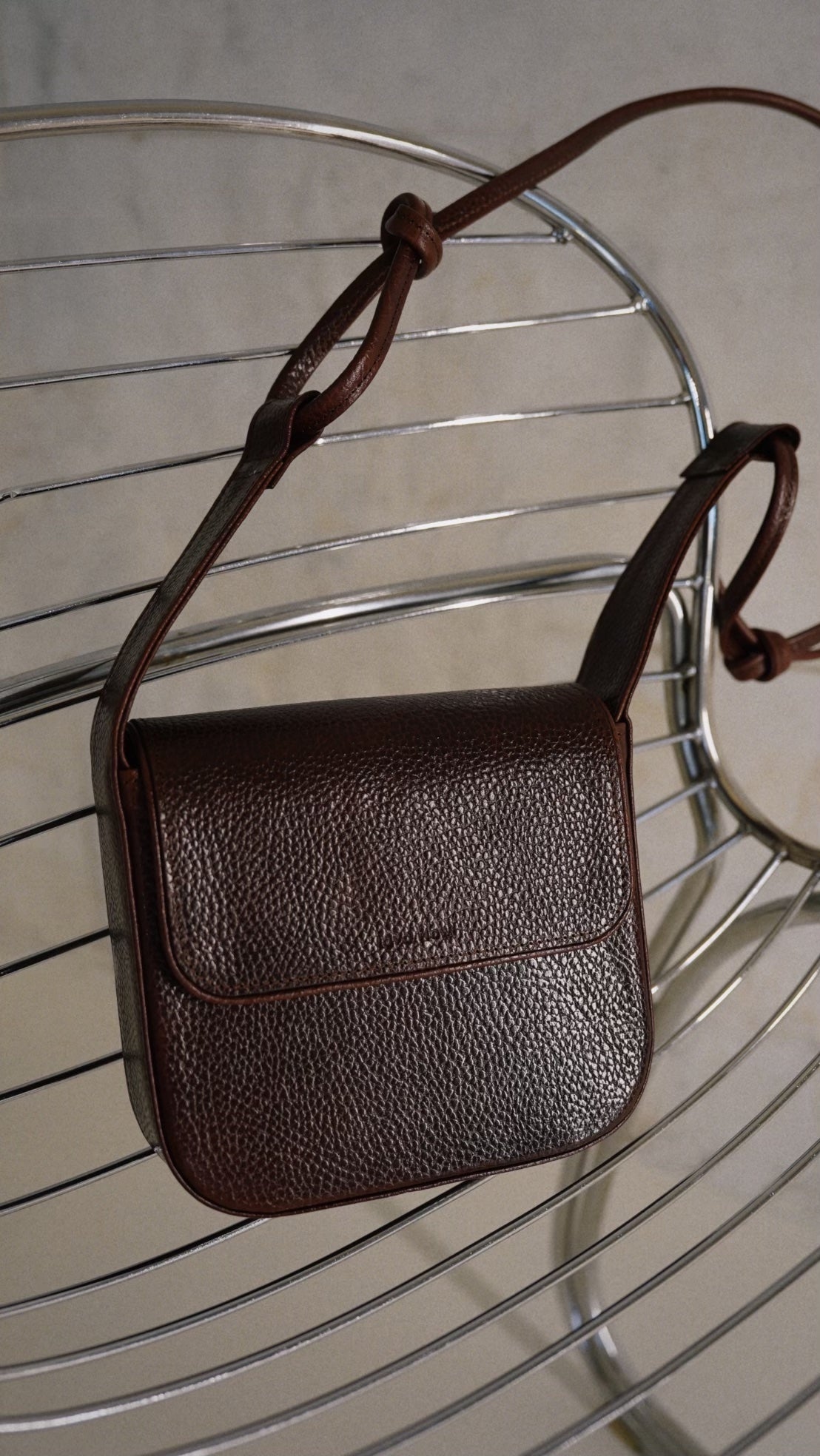 Sac bandoulière MUSA en cuir marron tanné naturel Lava Flow, profil droit avec grain naturel