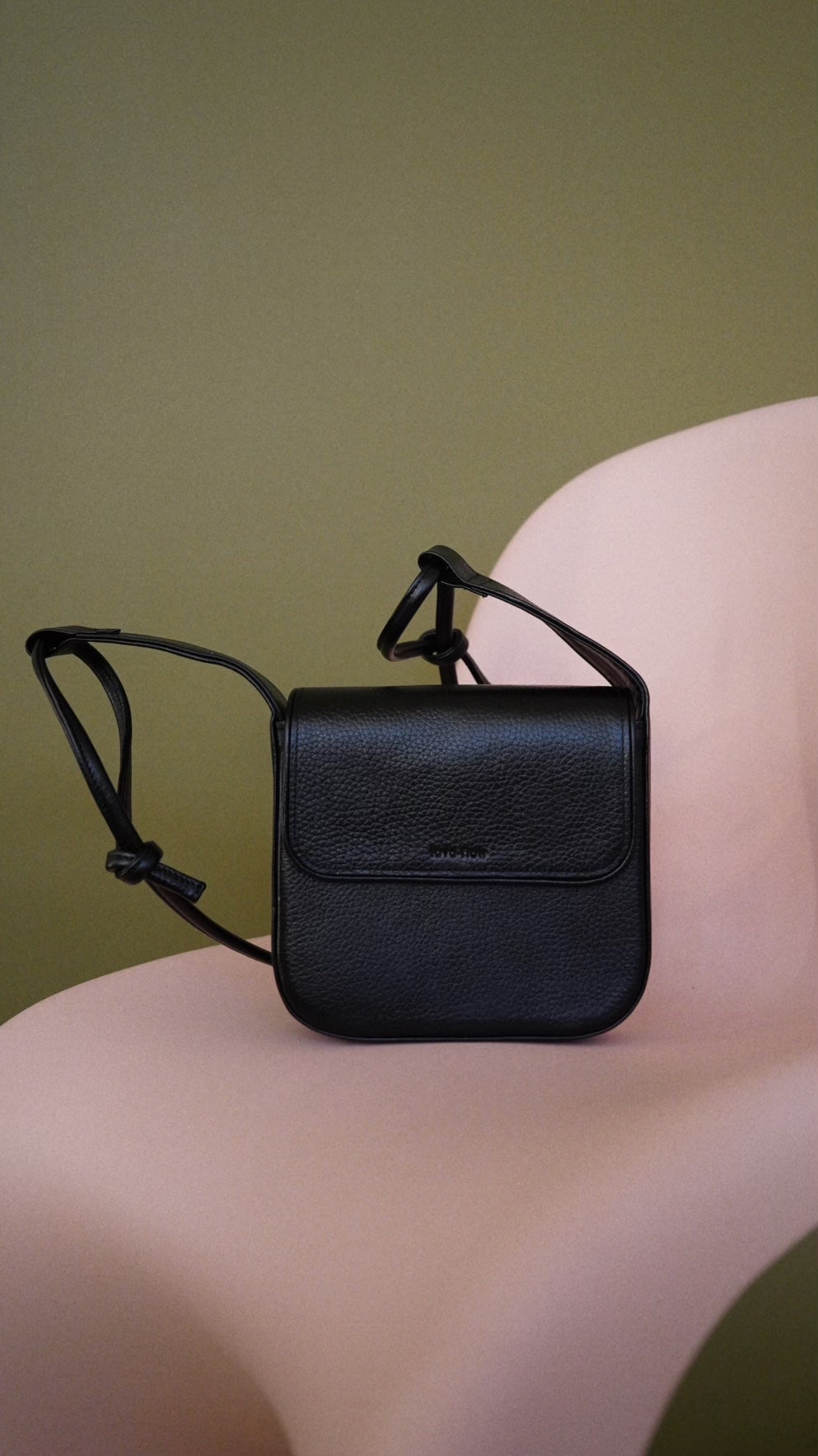 Sac bandoulière MUSA en cuir noir tanné naturel Lava Flow, intérieur organisé avec poches