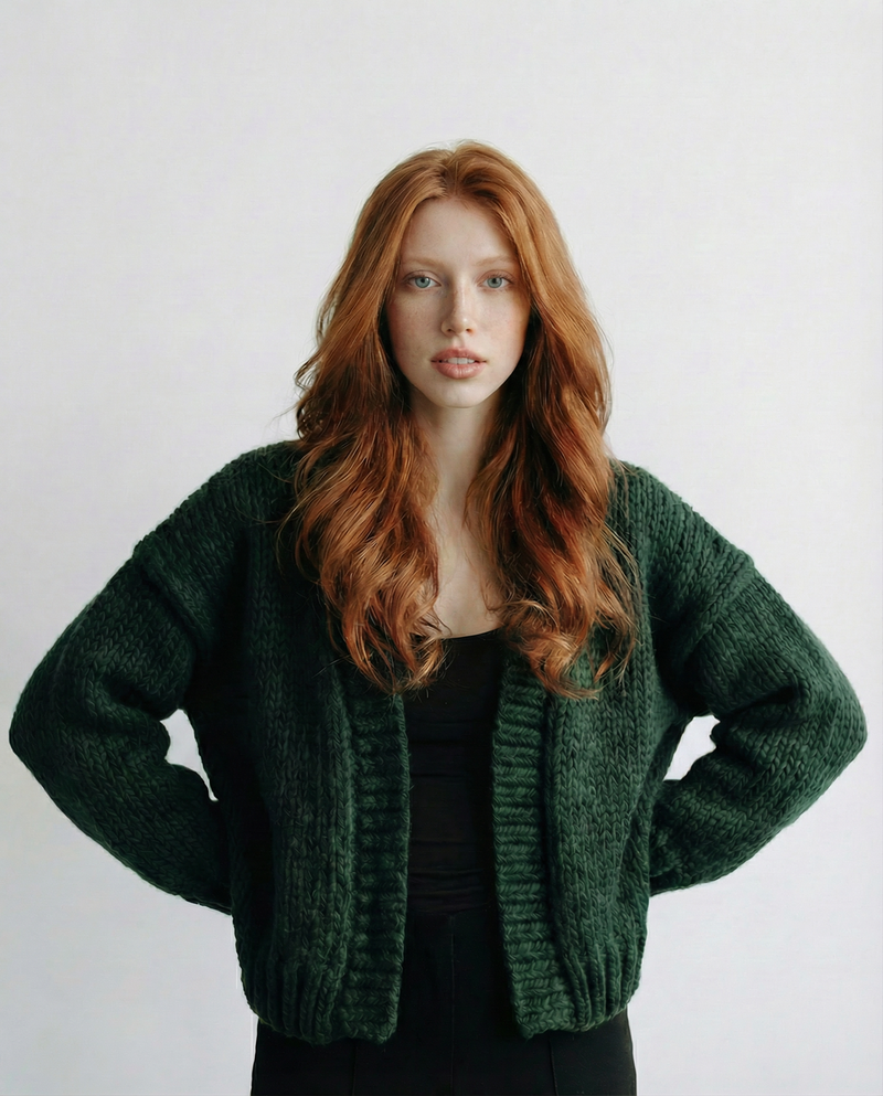 Cardigan court en laine vert forêt tricoté main LeGarage Knitwear, vue d'ensemble