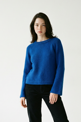 Pull en laine bleu vif tricoté main LeGarage Knitwear, coupe droite manches longues, vue mannequin