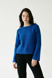 Pull en laine bleu vif tricoté main LeGarage Knitwear, coupe droite manches longues, vue mannequin