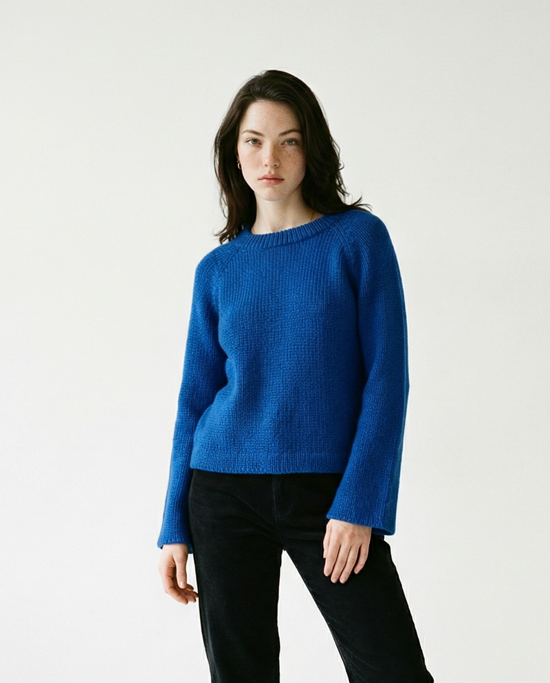 Pull en laine bleu vif tricoté main LeGarage Knitwear, coupe droite manches longues, vue mannequin