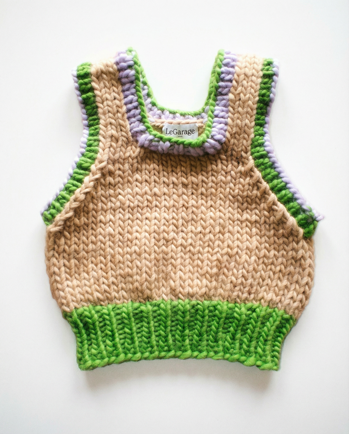 Pull sans manches en laine tricoté main LeGarage Knitwear, vue de dos encolure