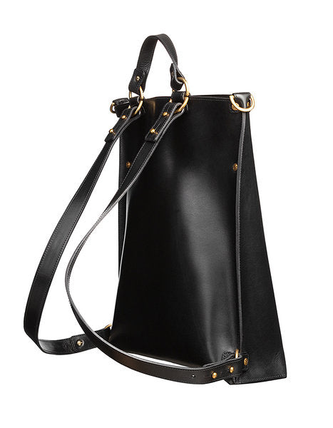 Sac à dos en cuir noir Stella Soomlais, vue arrière de trois quarts avec bretelles croisées