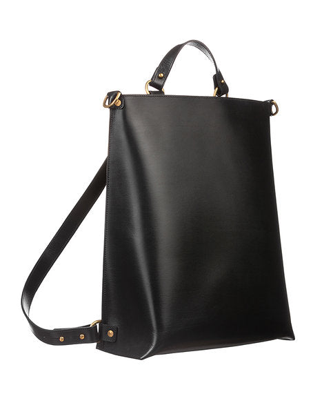 Sac à dos en cuir noir Stella Soomlais, vue de trois quarts avec poignée et rivets laiton