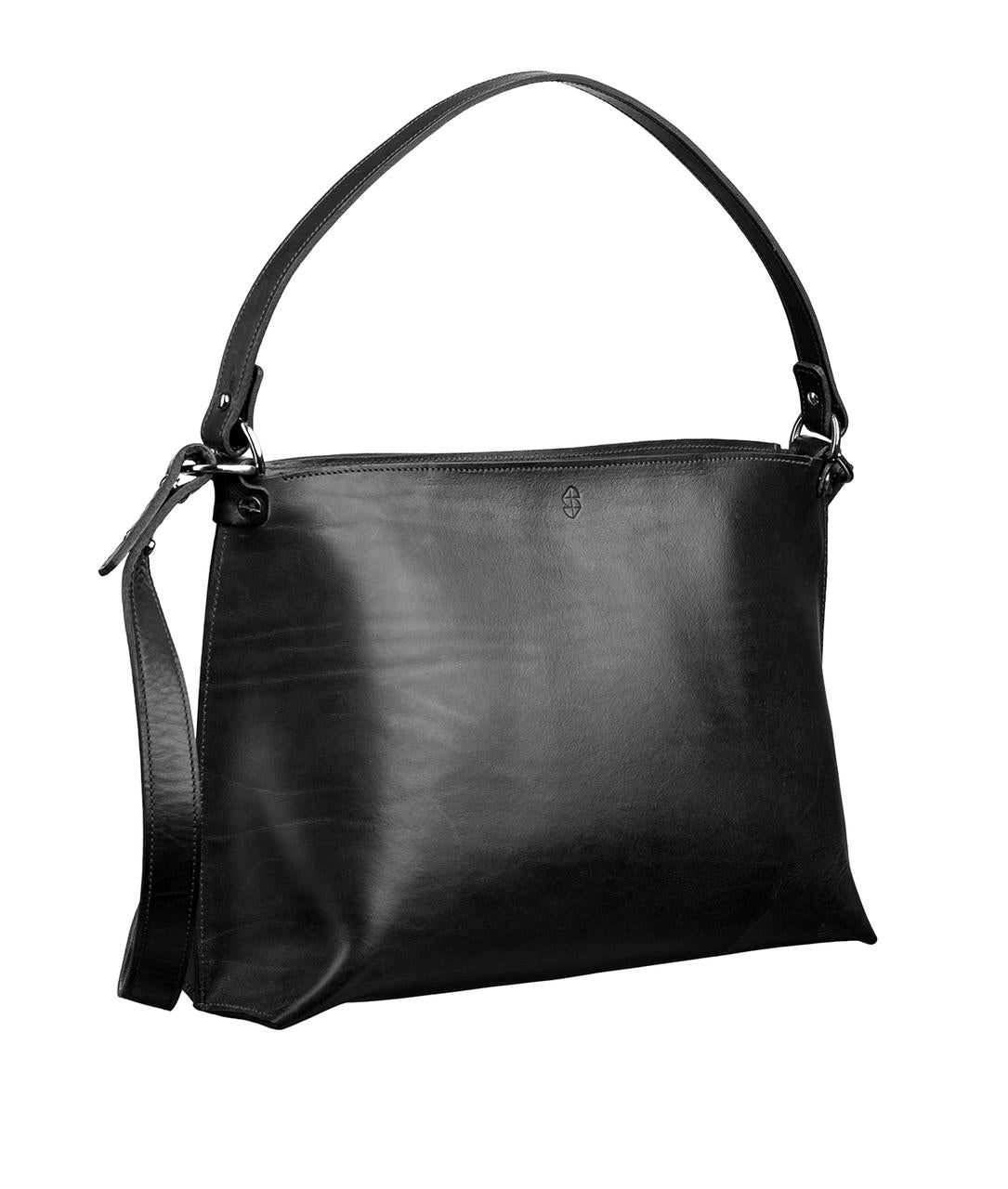Sac à main en cuir noir Nothing to Declare Stella Soomlais, vue de trois quarts avec anse et bandoulière