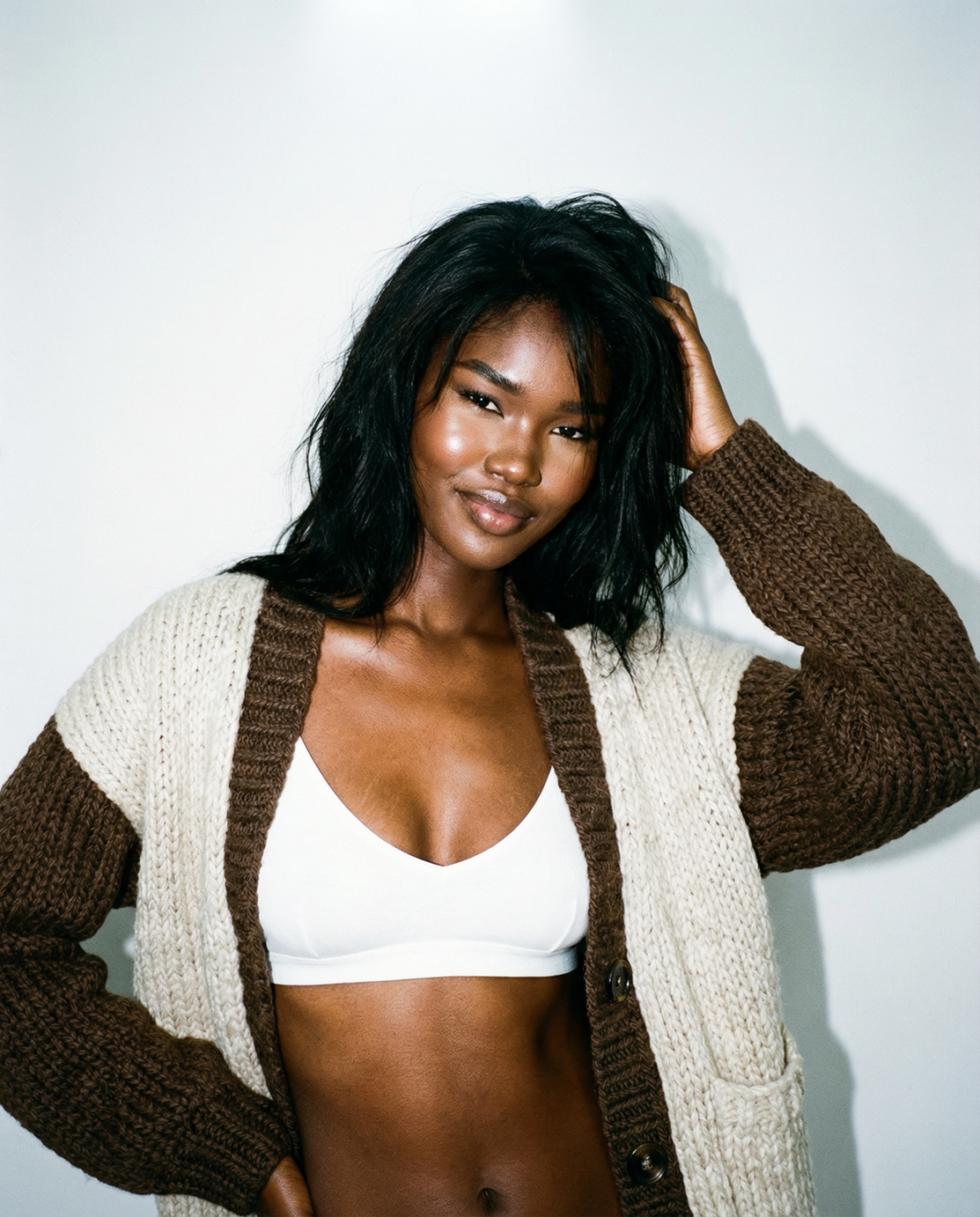 Cardigan en laine color block chocolat tricoté main LeGarage Knitwear, porté en pose lingerie