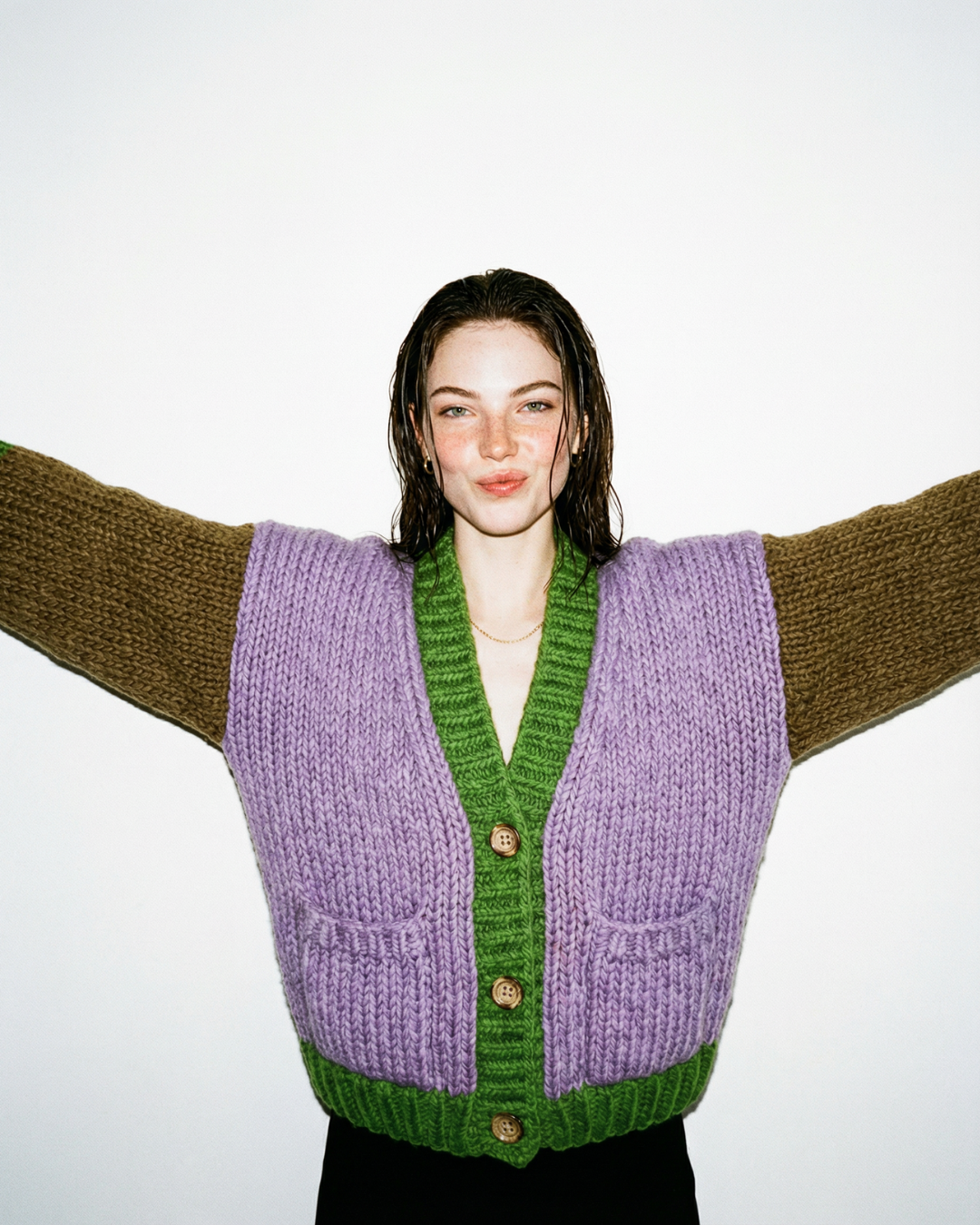 Cardigan en laine color block lilas et noir tricoté main LeGarage Knitwear, vue frontale