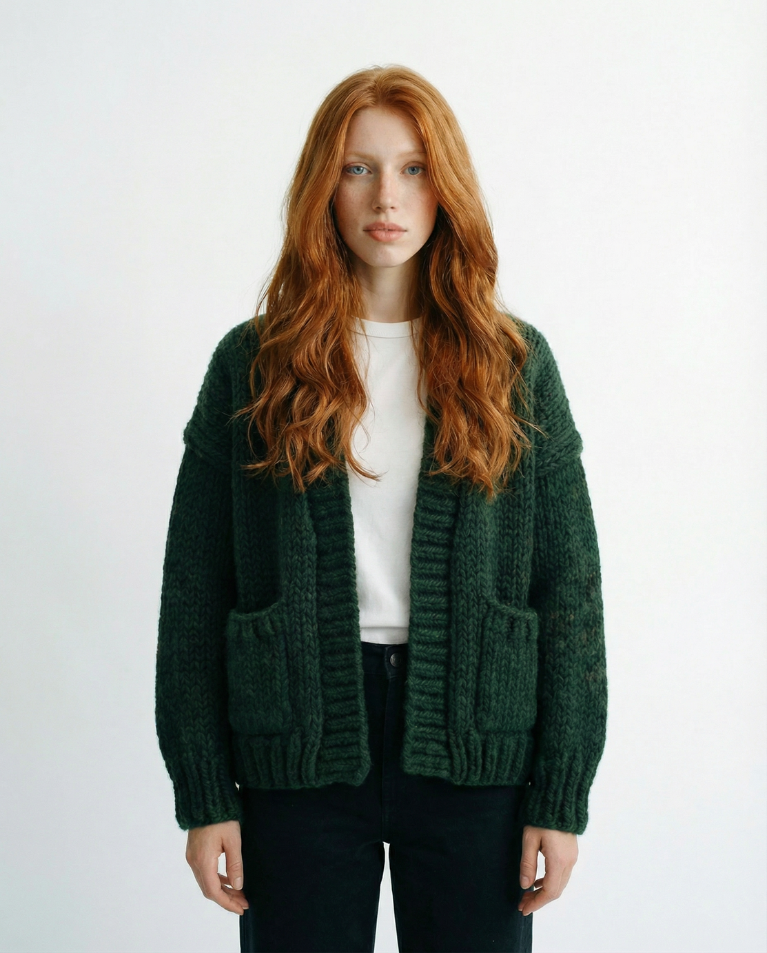 Cardigan court en laine vert forêt tricoté main LeGarage Knitwear avec poches plaquées
