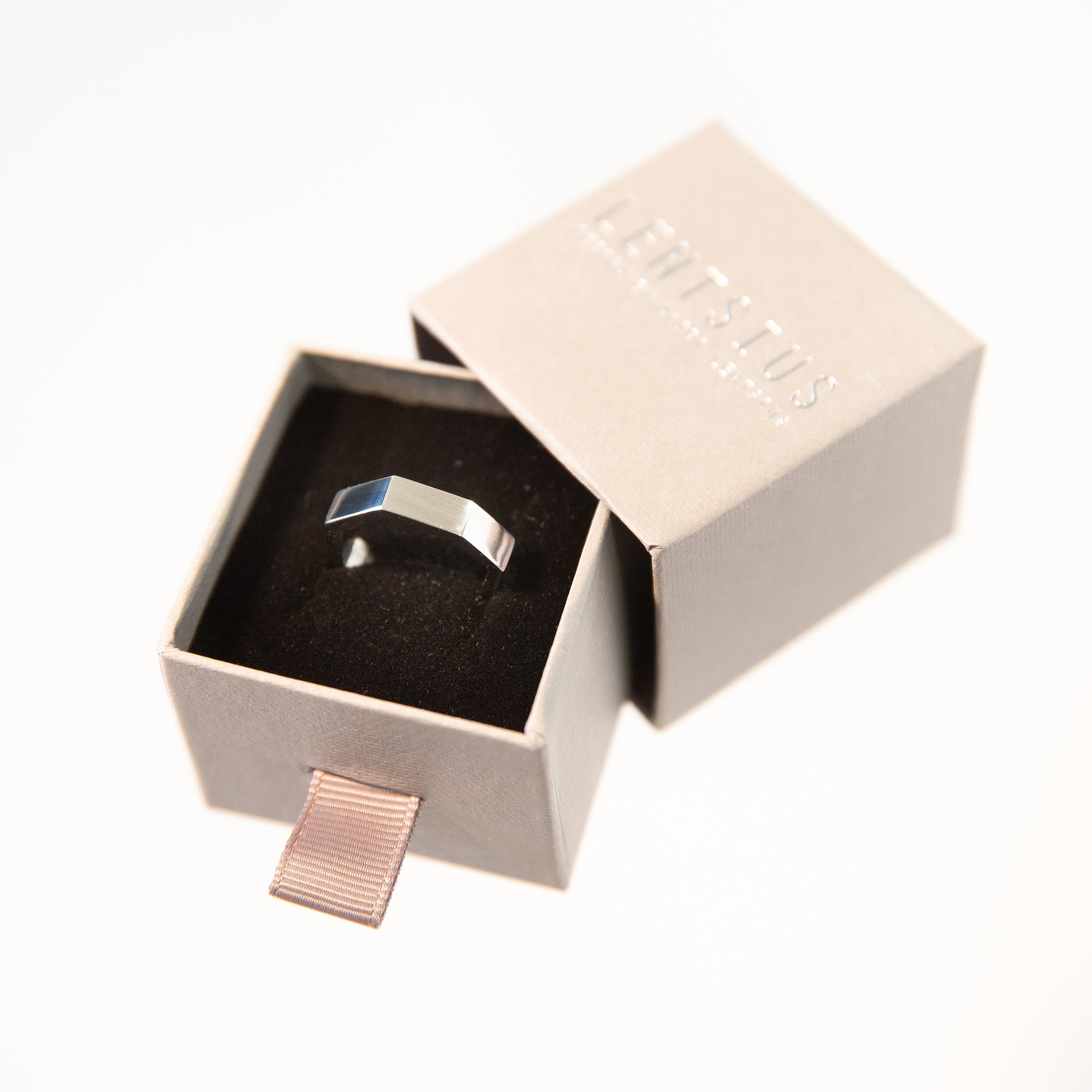 Bague modèle Plico, vue détaillée