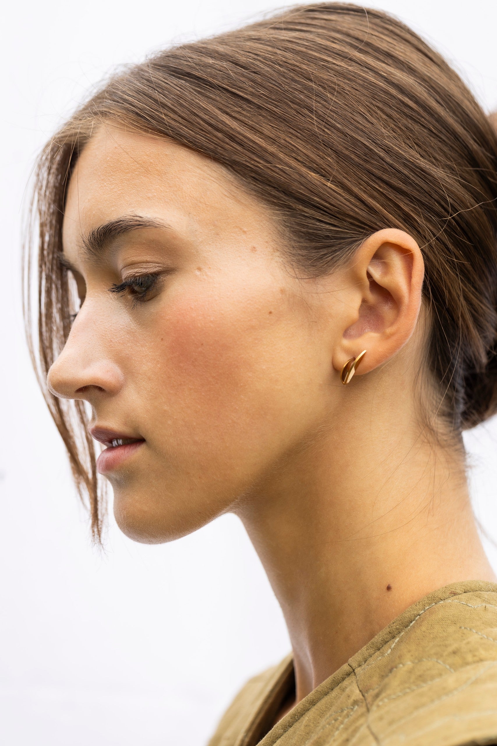 Boucles d'oreilles modèle Alas finition Sunlit, vue éditoriale