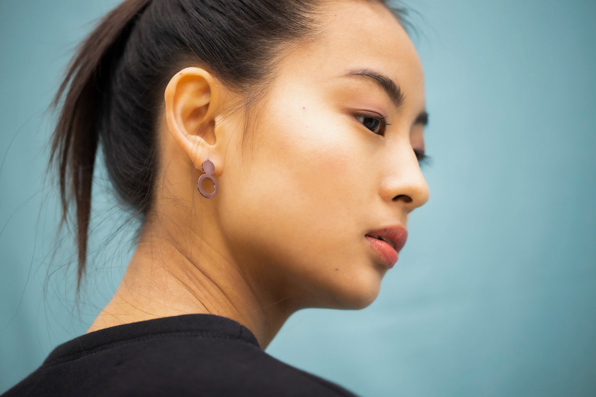 Boucles d'oreilles modèle Arc violettes, vue détaillée