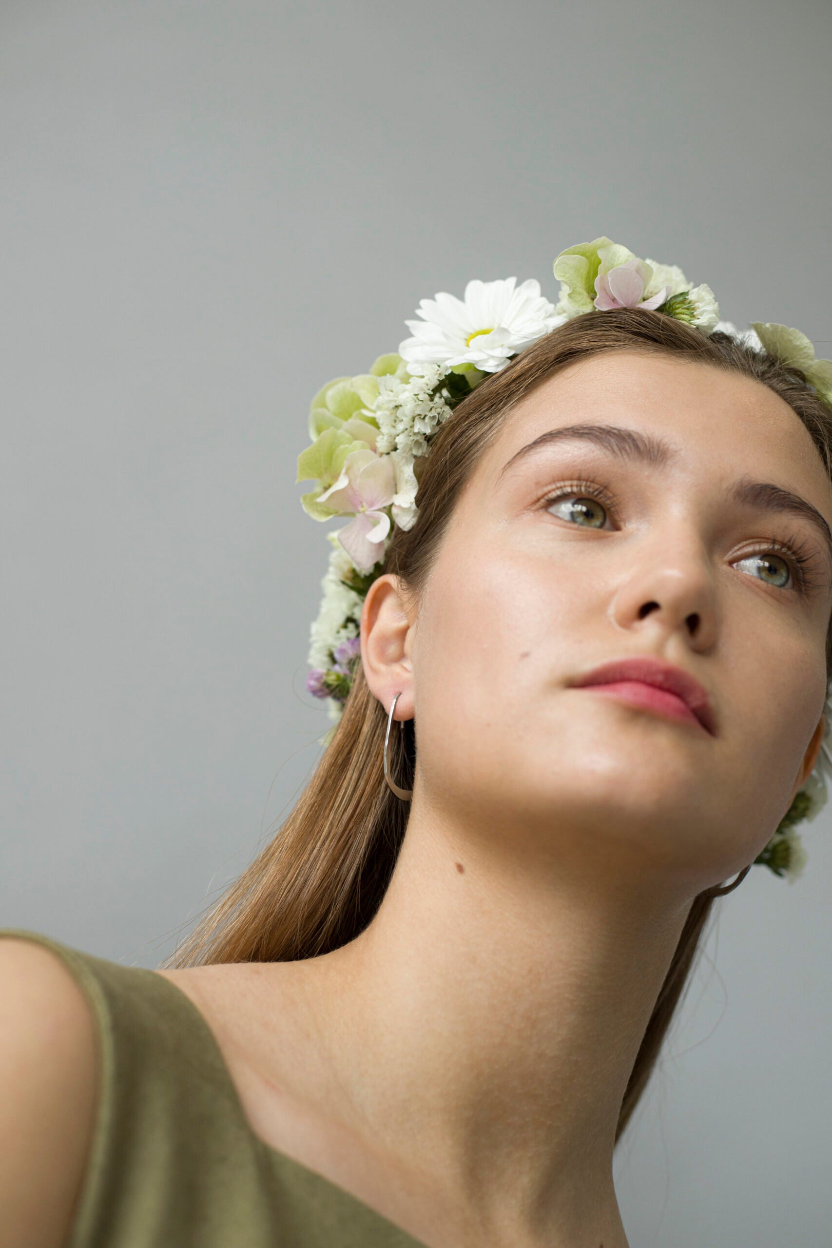 Boucles d'oreilles modèle Curvi, vue éditoriale