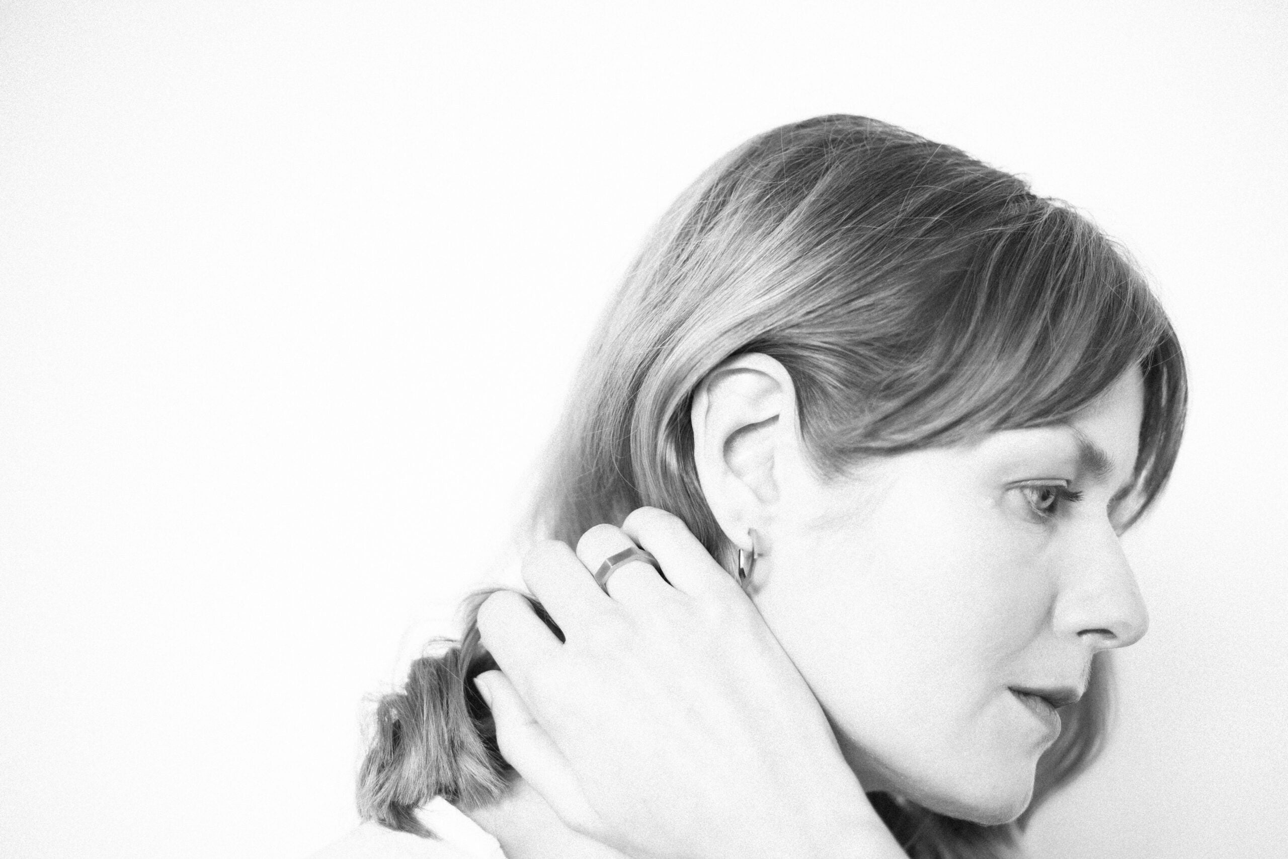 Boucles d'oreilles modèle Flecte en acier, vue éditoriale