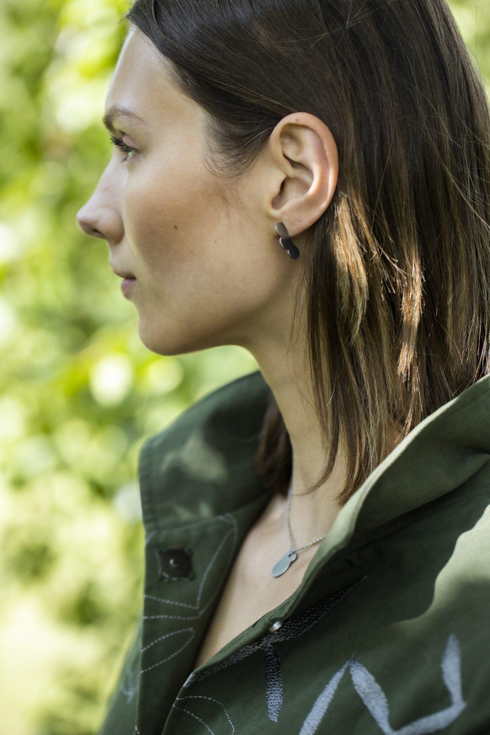 Boucles d'oreilles Lentsius modèle Rubus en acier inoxydable, vue éditoriale