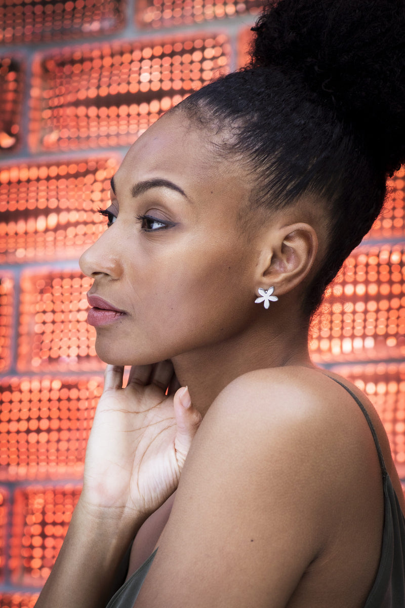 Boucles d'oreilles Lentsius upcyclées modèle Lilac fleur en acier poli, vue produit