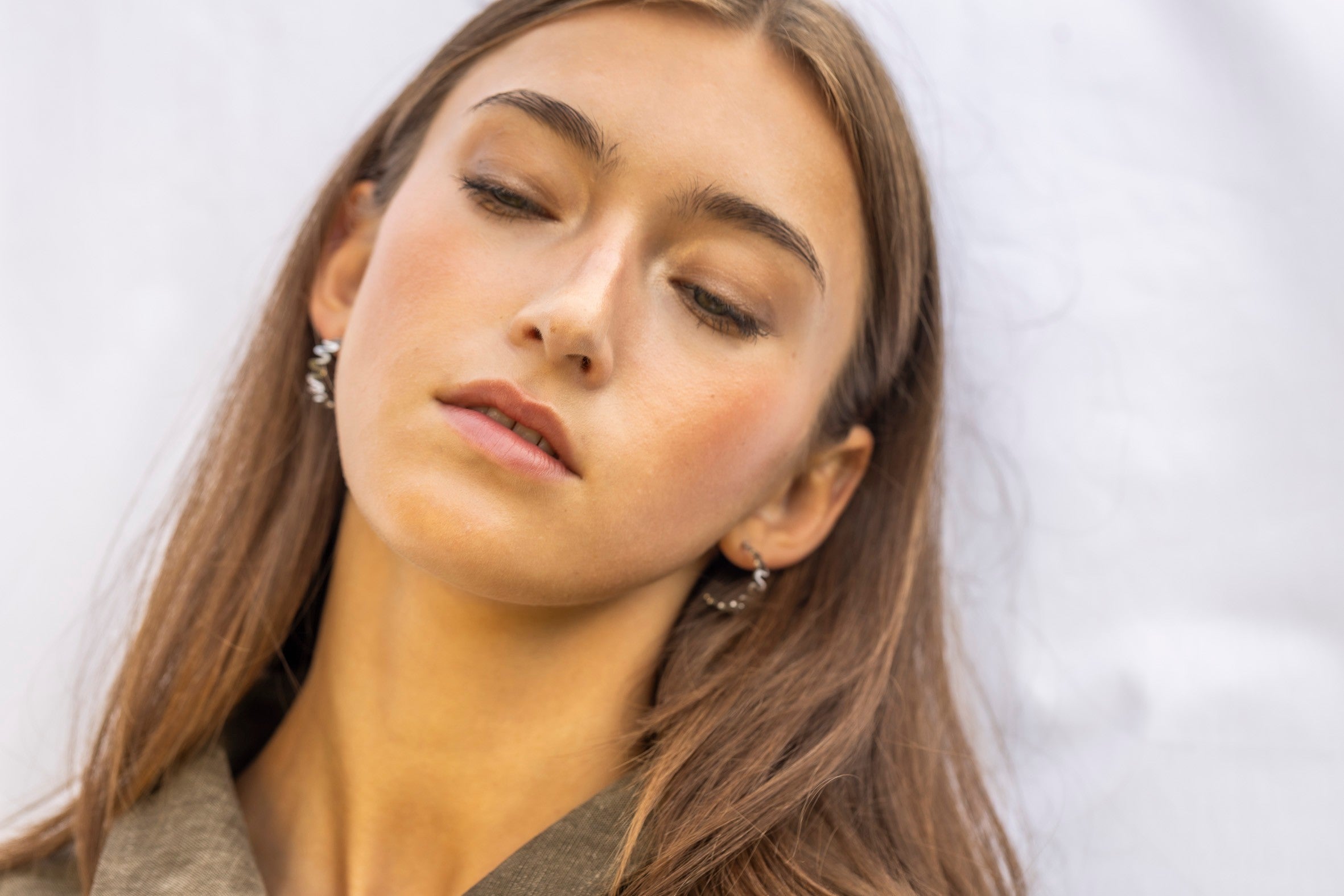 Boucles d'oreilles modèle Vena, vue éditoriale alternative