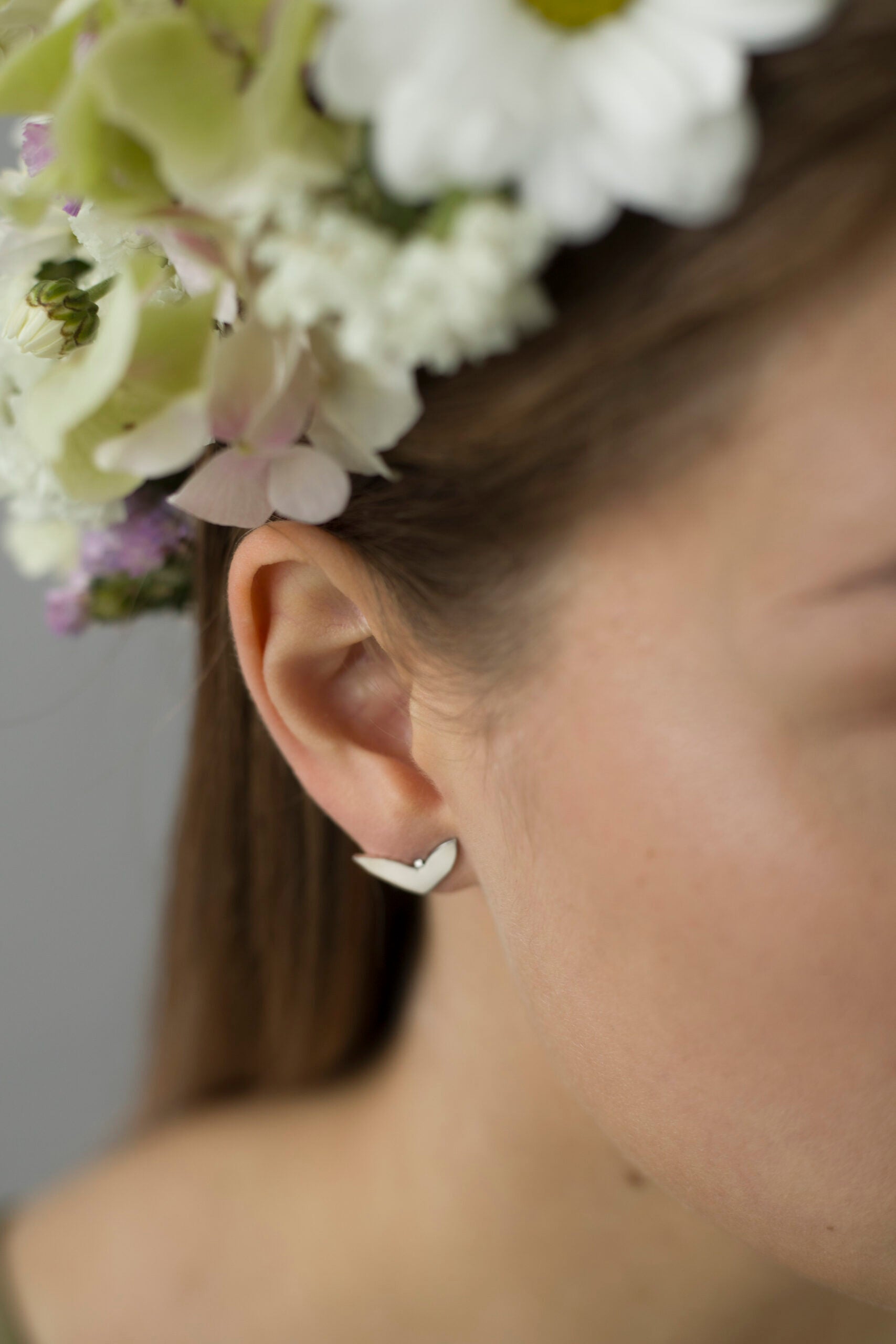 Boucles d'oreilles modèle Vola argent, vue éditoriale