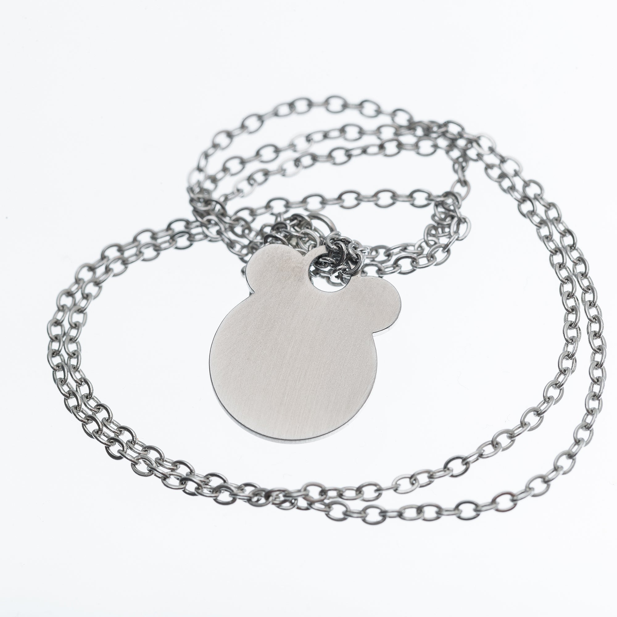 Collier Lentsius modèle Ursa en acier inoxydable motif ours, vue éditoriale