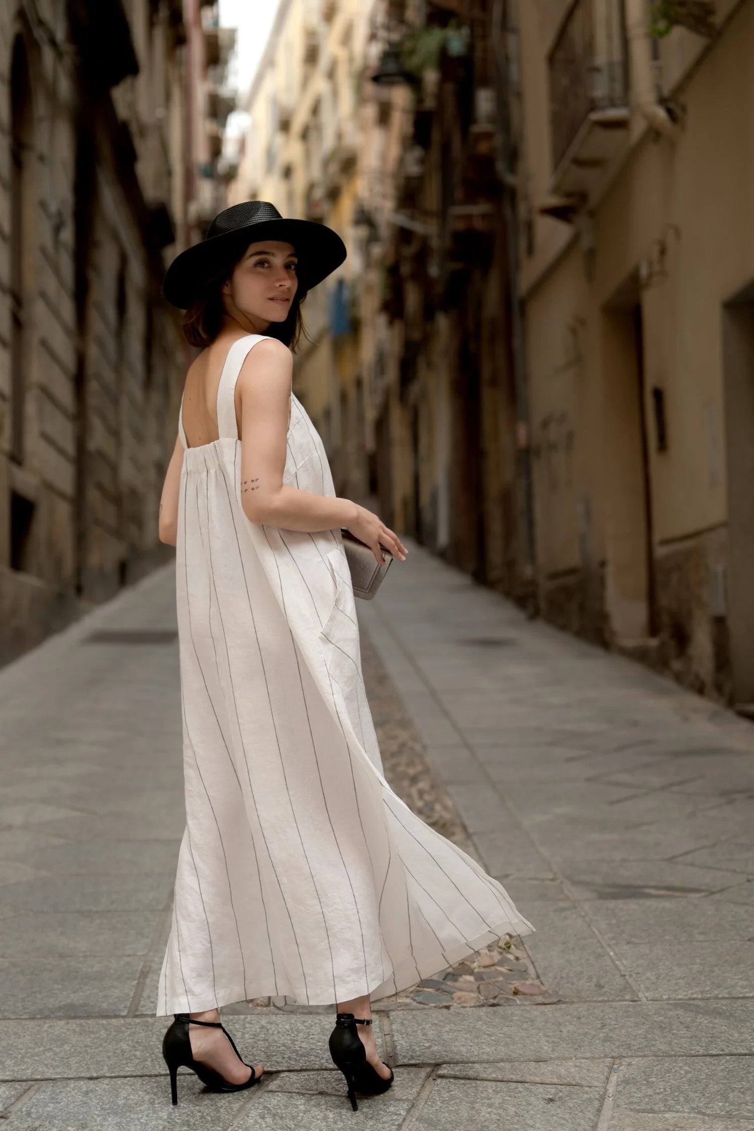 Robe en lin Linen Tales modèle Fugue blanc lait rayé gris, vue éditoriale