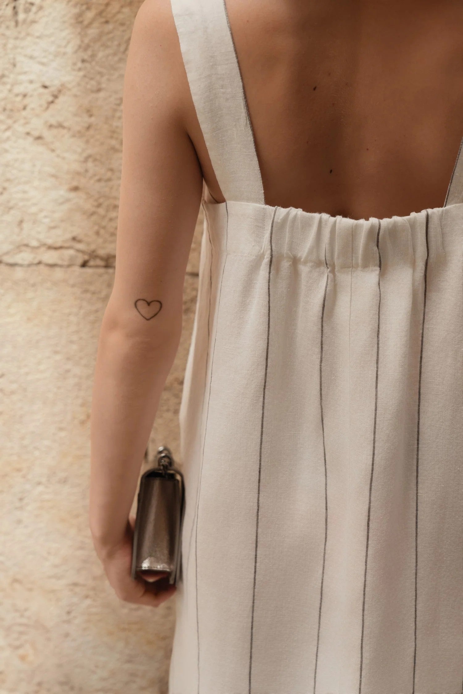 Robe en lin Linen Tales modèle Fugue blanc lait rayé gris, vue détaillée