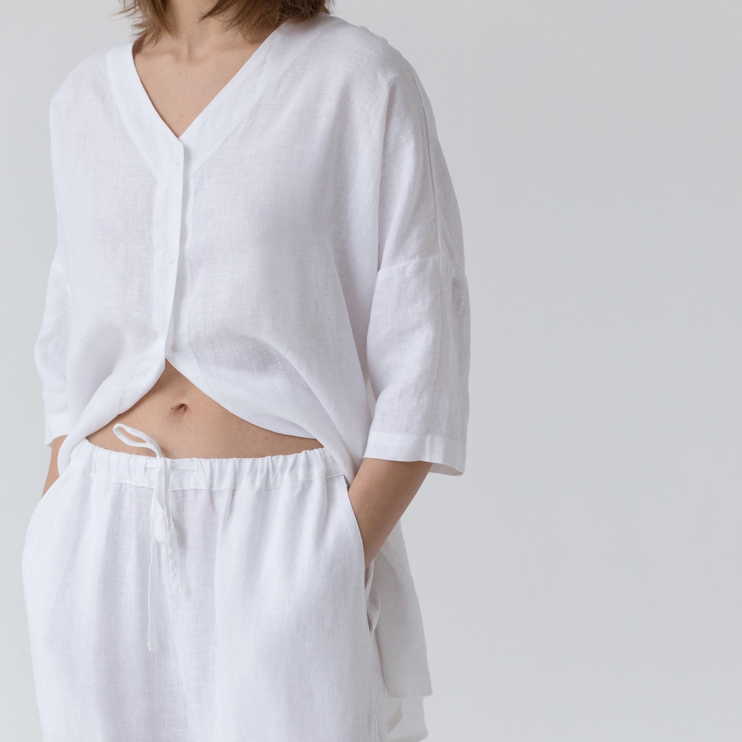 Ensemble loungewear en lin Primrose Linen Tales coloris blanc optique, vue éditoriale
