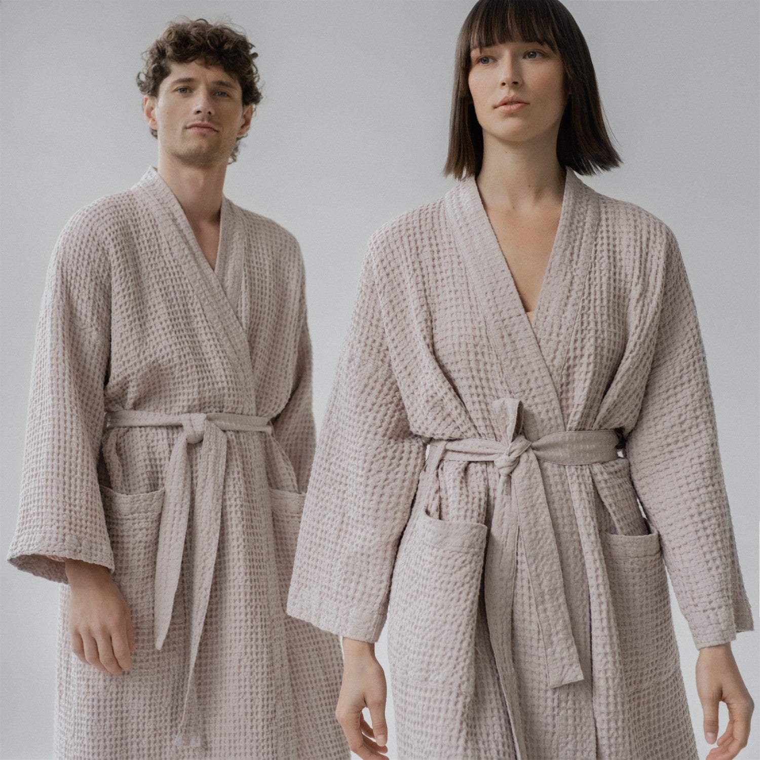 Peignoir en lin et coton gaufré nid d'abeille Linen Tales, coloris poudre lifestyle