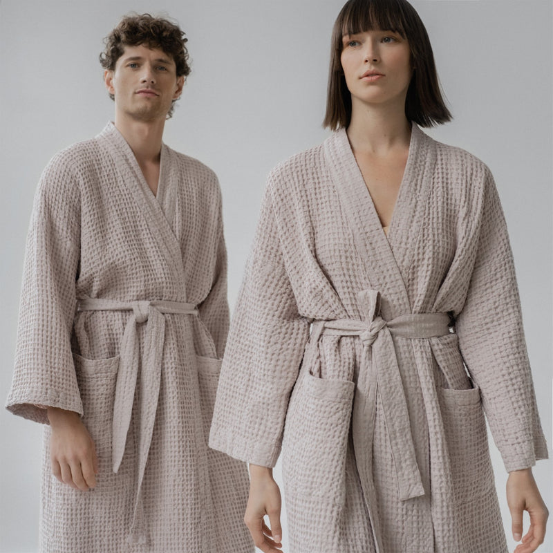 Peignoir en lin et coton gaufré nid d'abeille Linen Tales, coloris poudre lifestyle