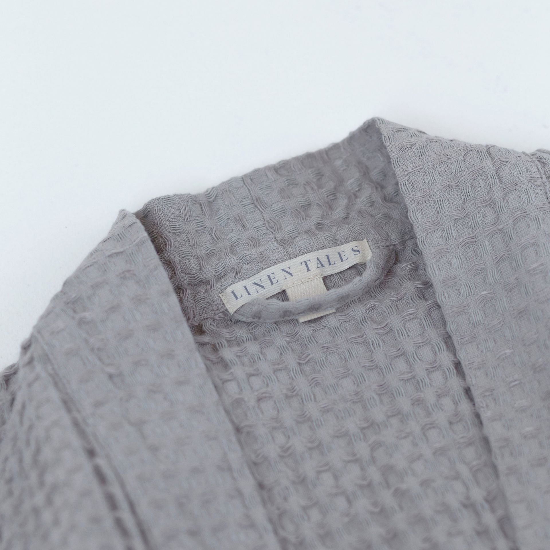 Peignoir en lin et coton gaufré nid d'abeille Linen Tales, coloris gris clair détail