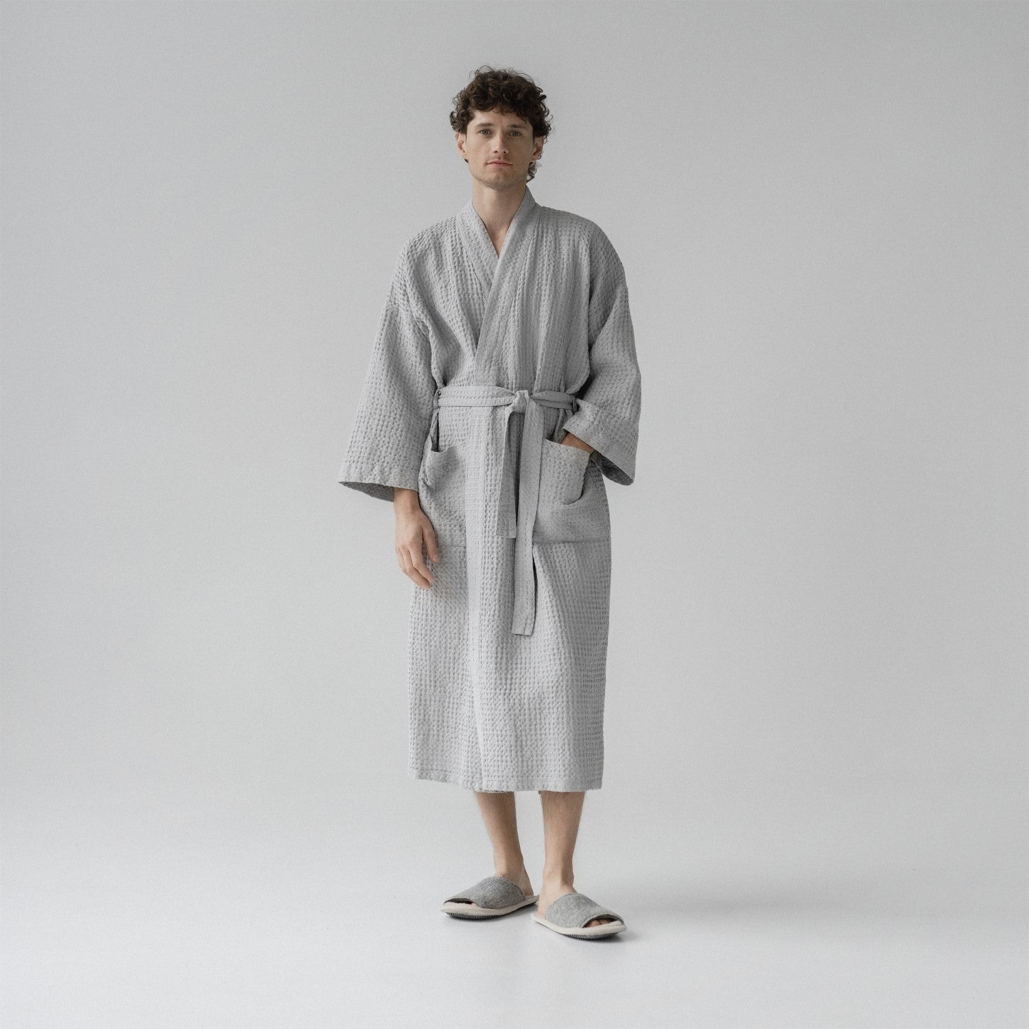 Peignoir en lin et coton gaufré nid d'abeille Linen Tales, coloris gris clair éditoriale