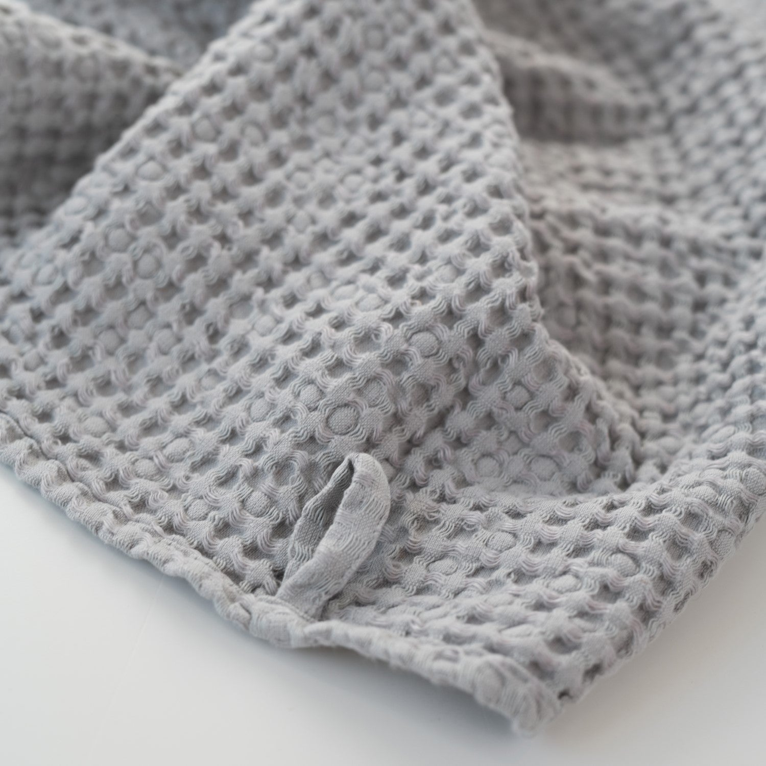 Serviette en lin et coton gaufré nid d'abeille Linen Tales, coloris gris clair détail