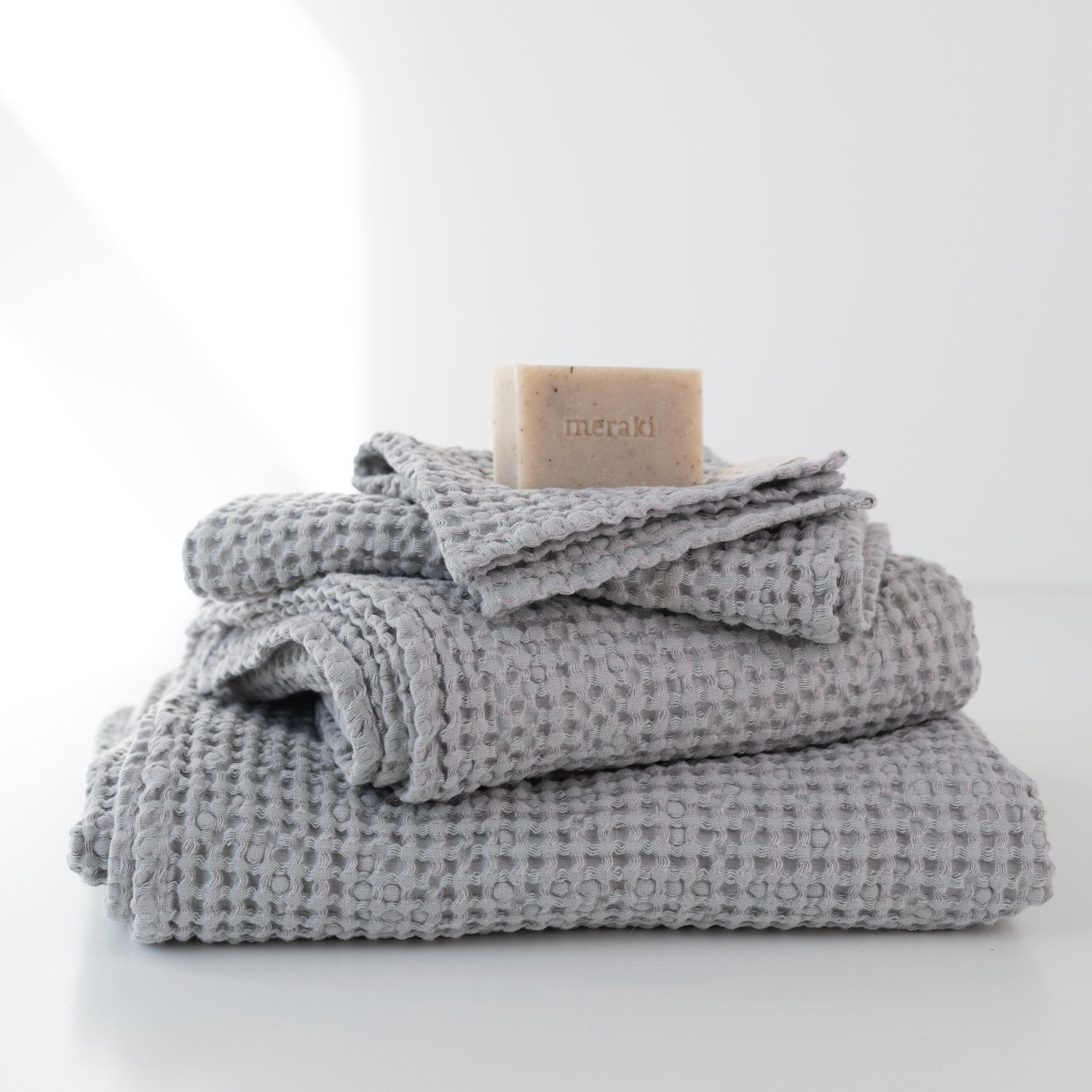Serviette en lin et coton gaufré nid d'abeille Linen Tales, coloris gris vue éditoriale