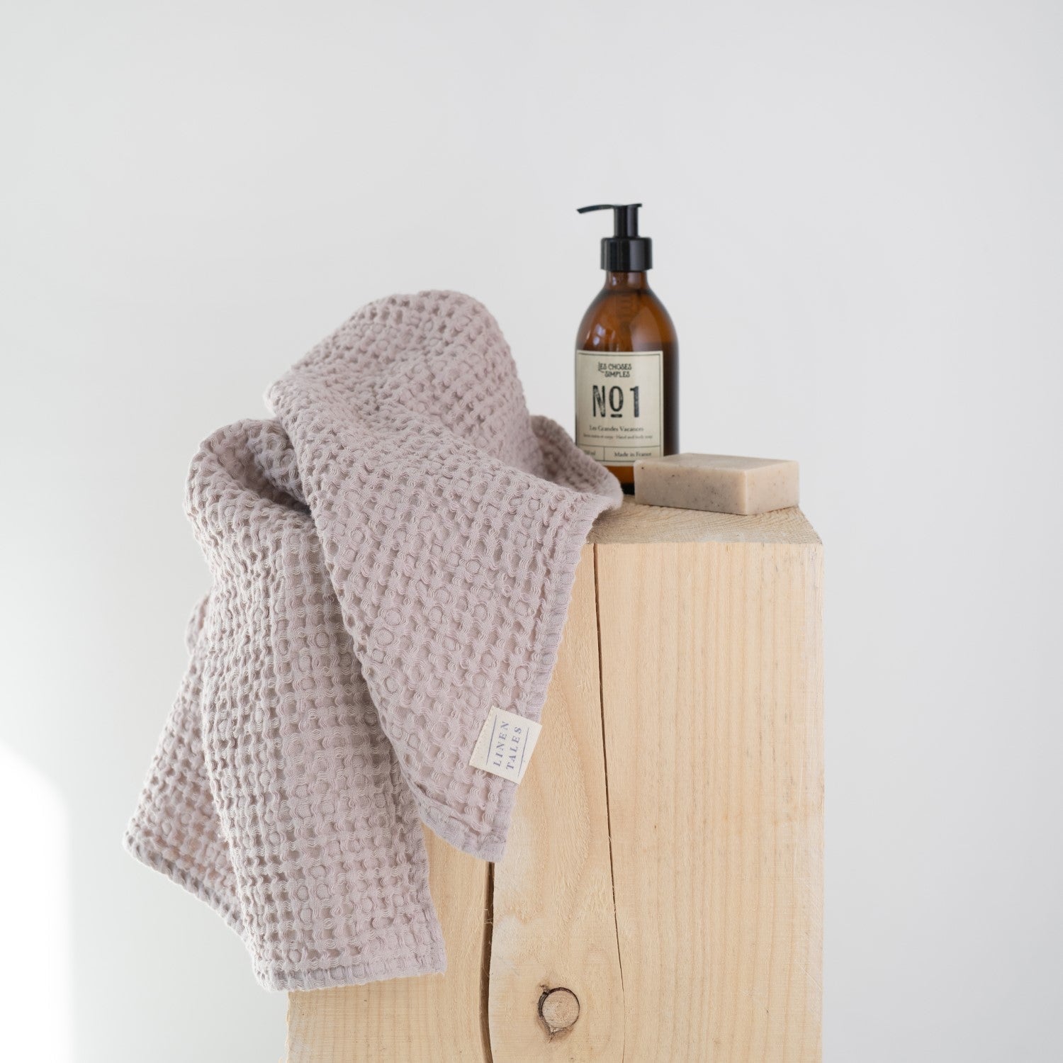 Serviette en lin et coton gaufré nid d'abeille Linen Tales, coloris poudre vue éditoriale