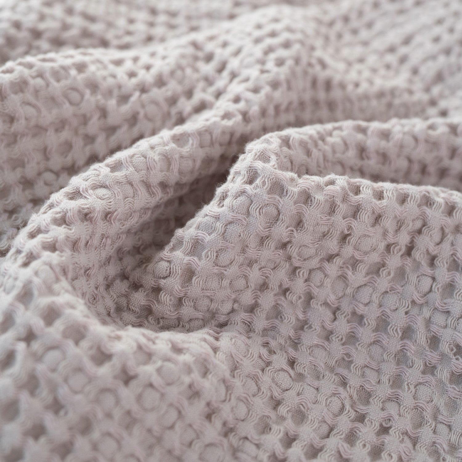 Serviette en lin et coton gaufré nid d'abeille Linen Tales, coloris poudre lifestyle