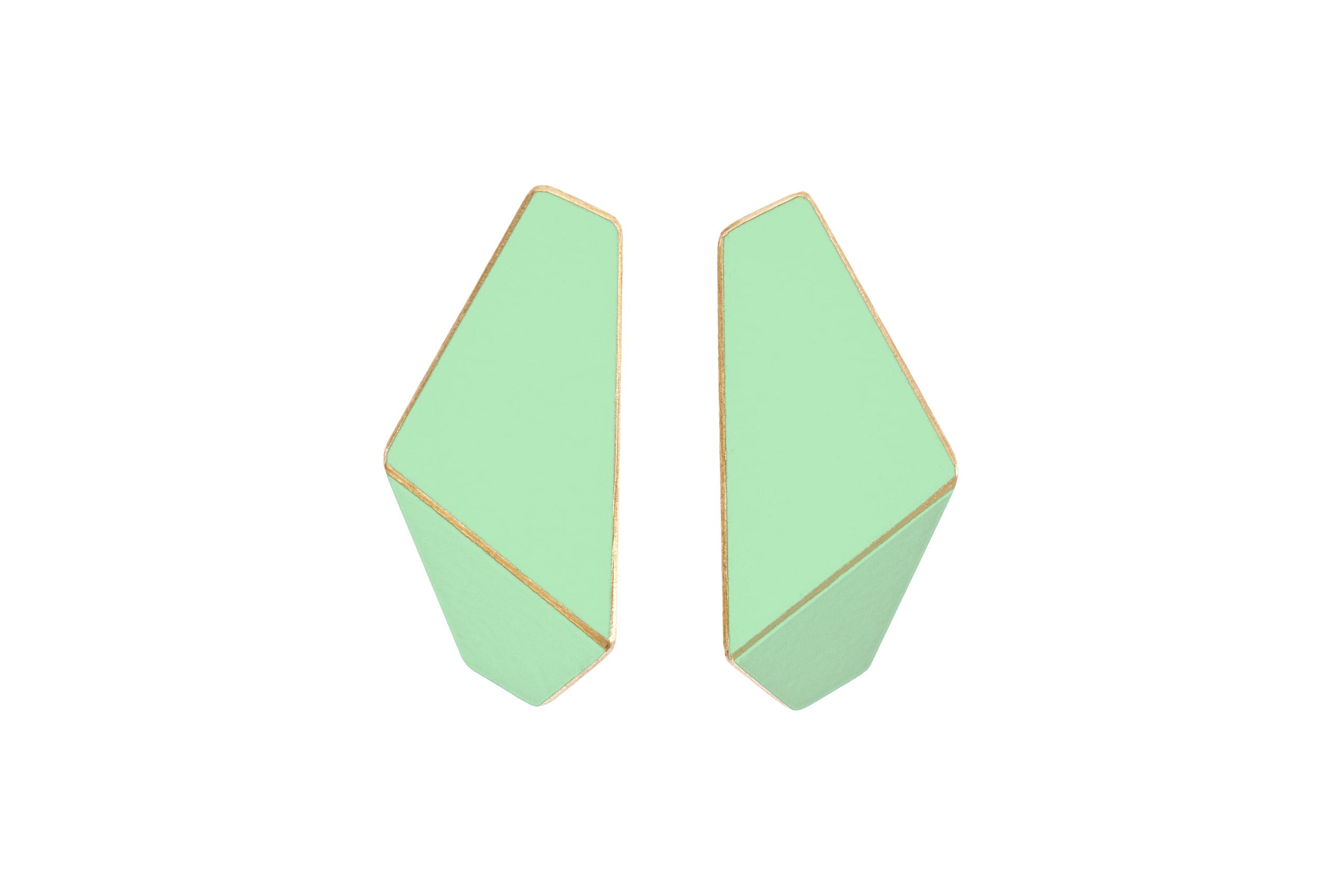 Boucles d'oreilles fines pliées modèle Folded Slim, vue éditoriale